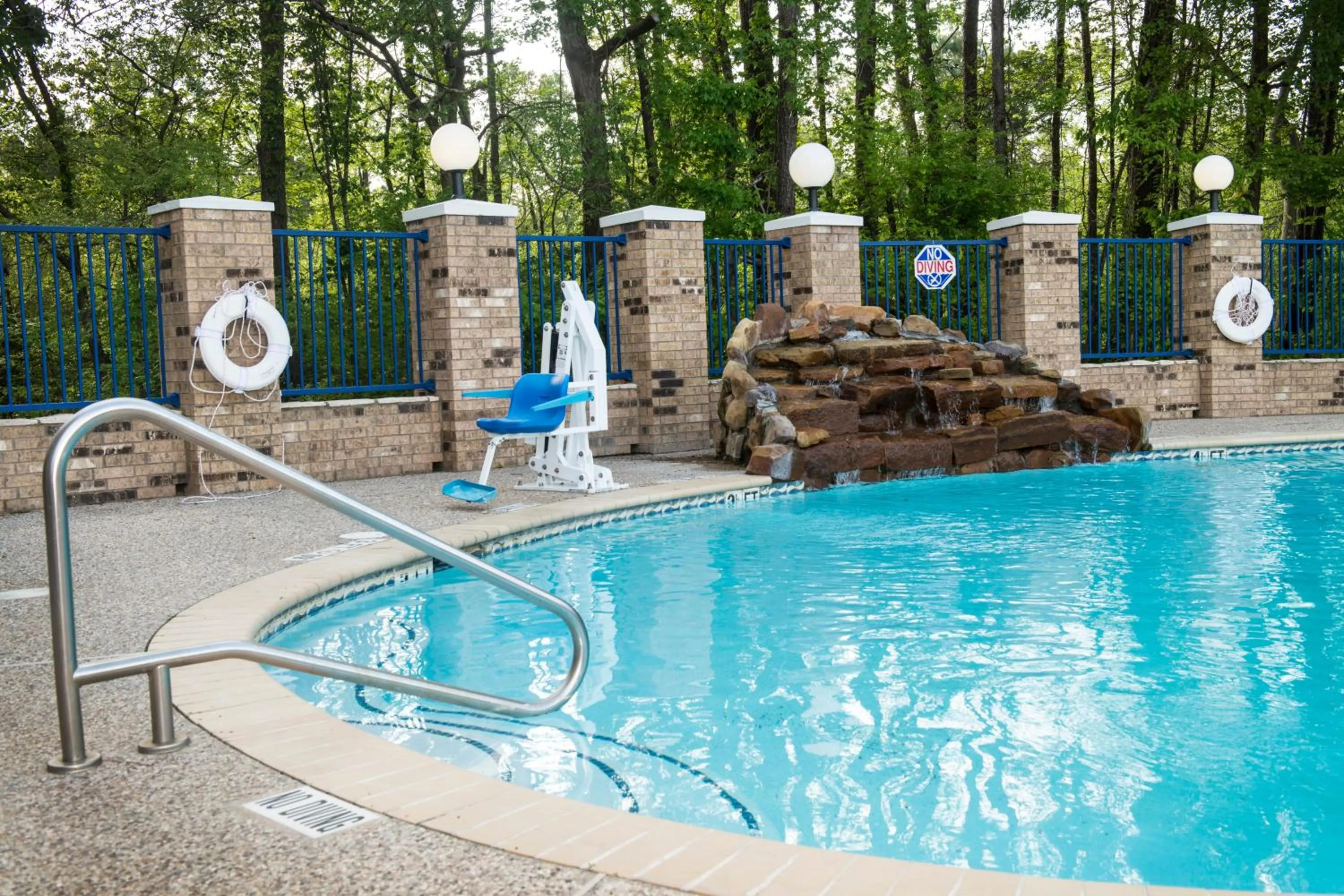 Swimming pool in Holiday Inn Express Hotel & Suites Lufkin South by IHG