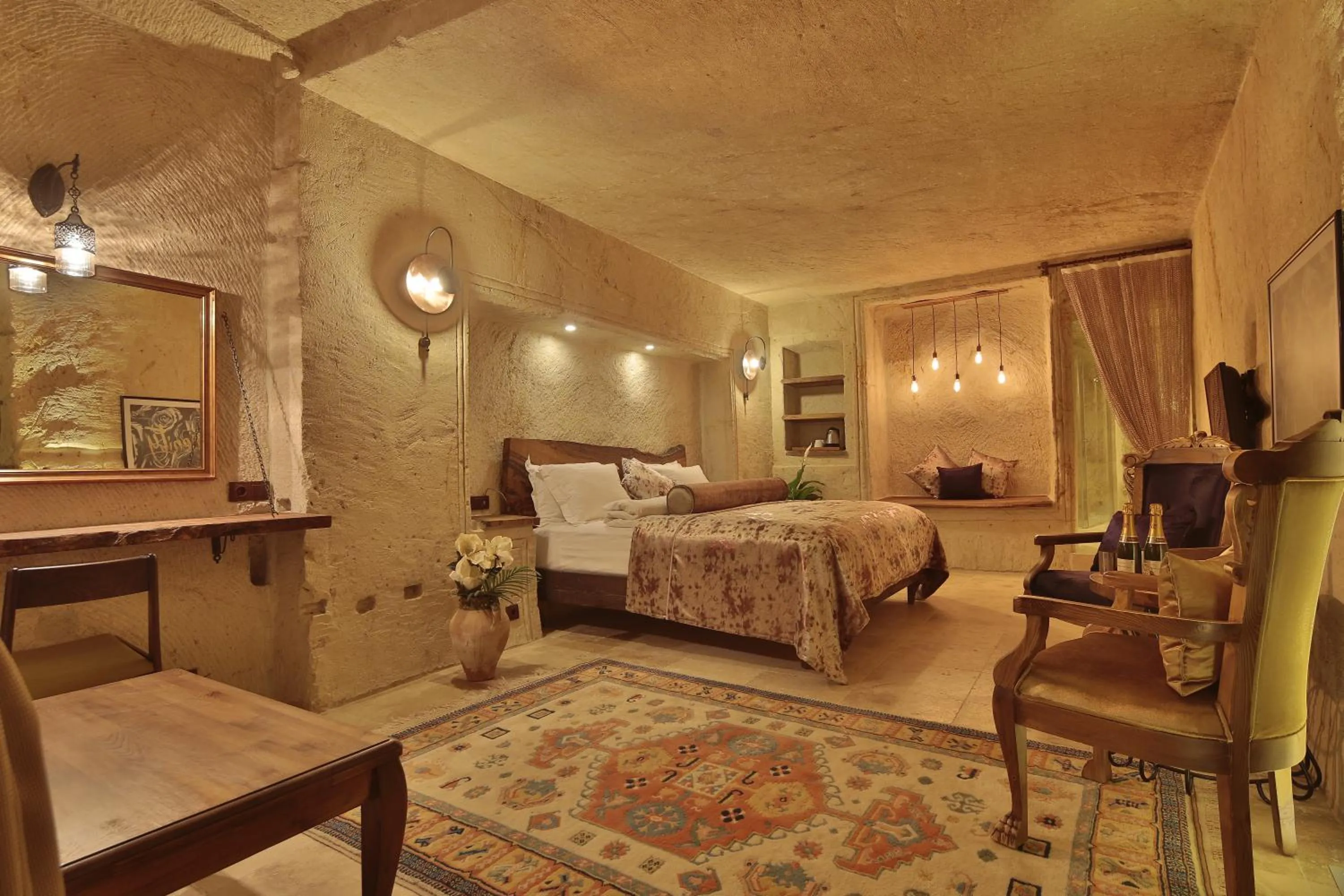 Seating area, Bed in Asuwari Suites Cappadocia