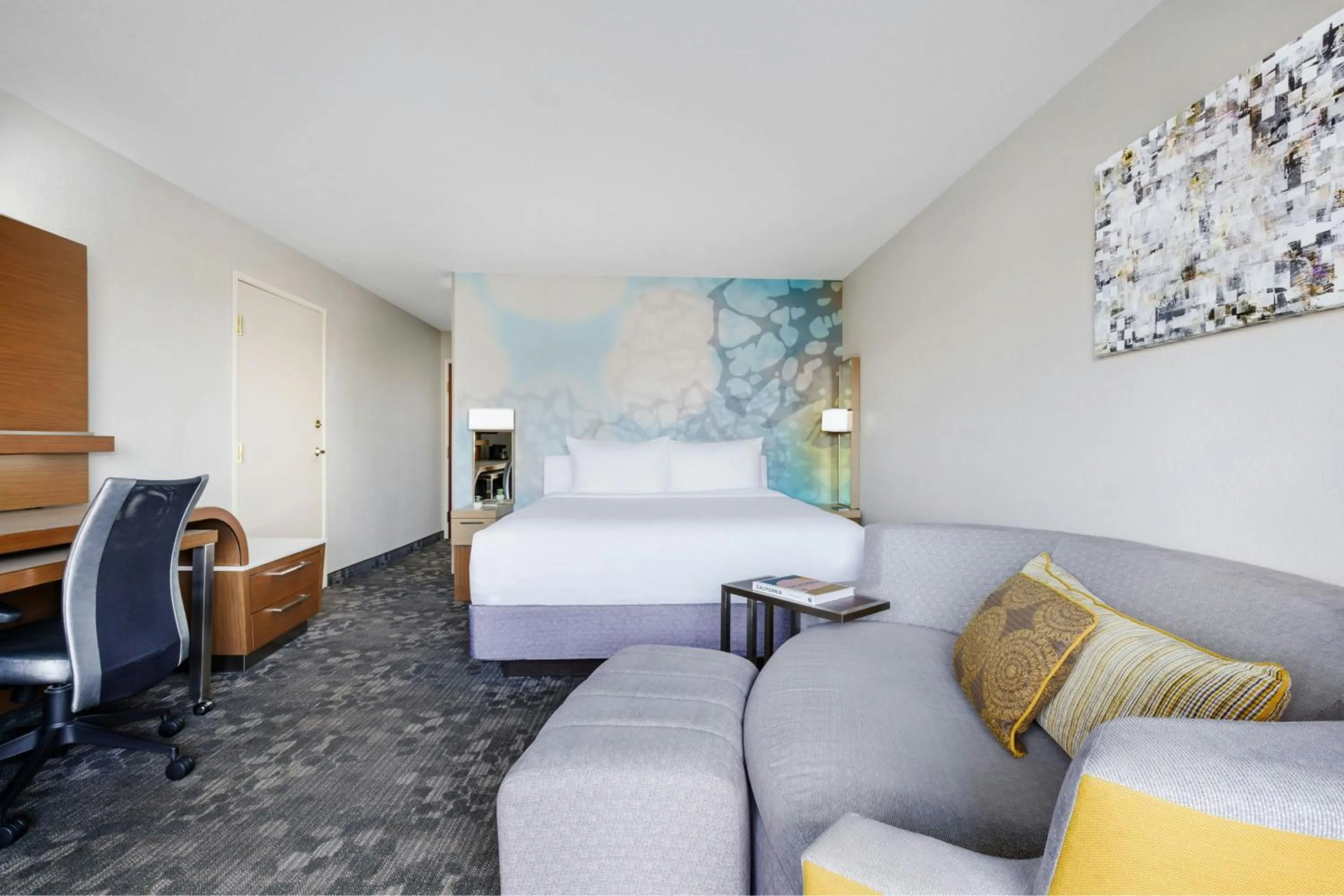 Photo of the whole room, Bed in Courtyard by Marriott Palmdale