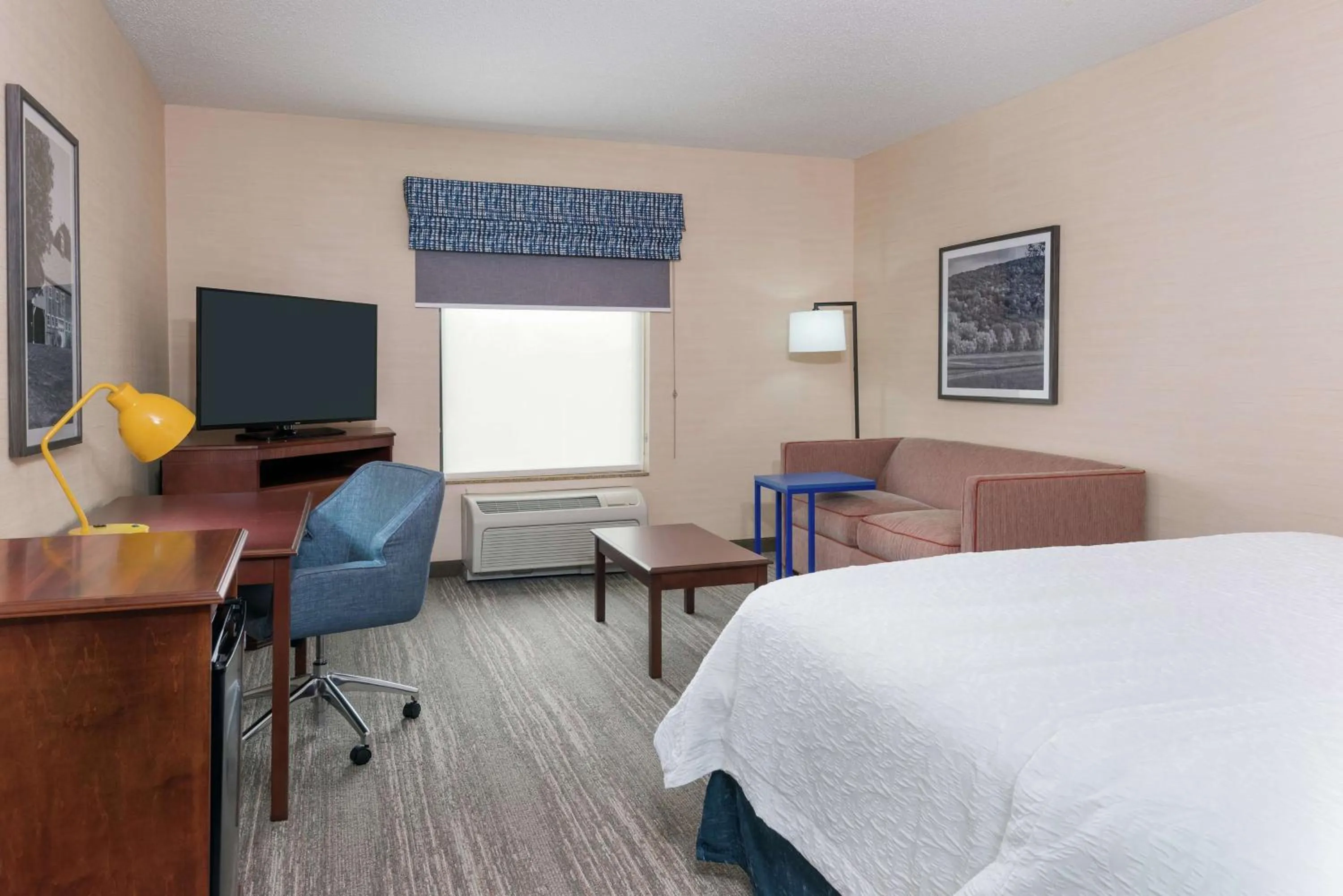Bedroom, Bed in Hampton Inn Springfield South Enfield
