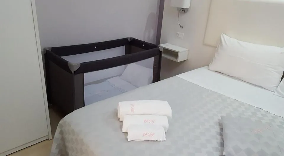 cot, Bed in Pepe'Accommodation