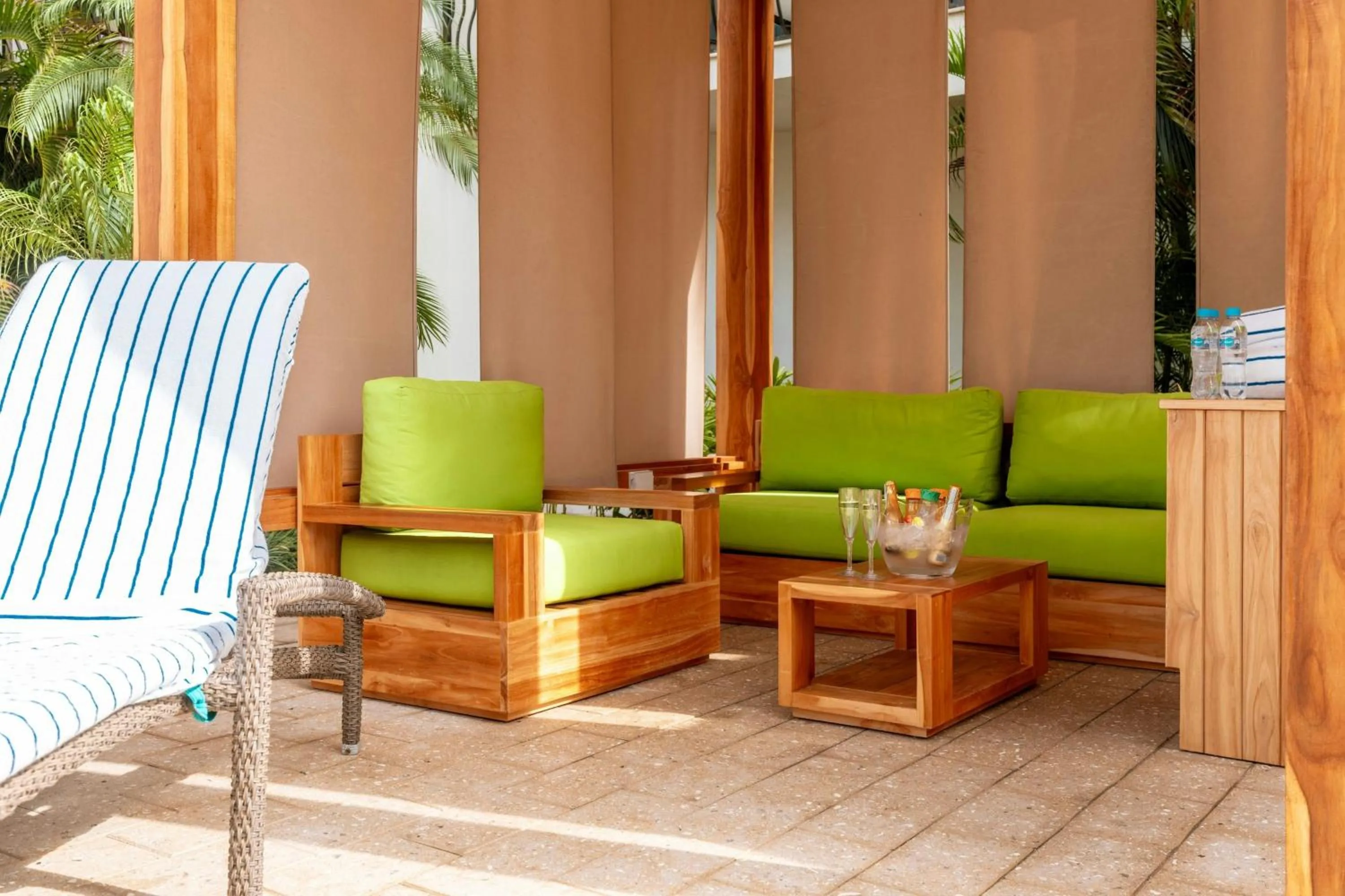 Swimming pool in Aruba Marriott Resort & Stellaris Casino