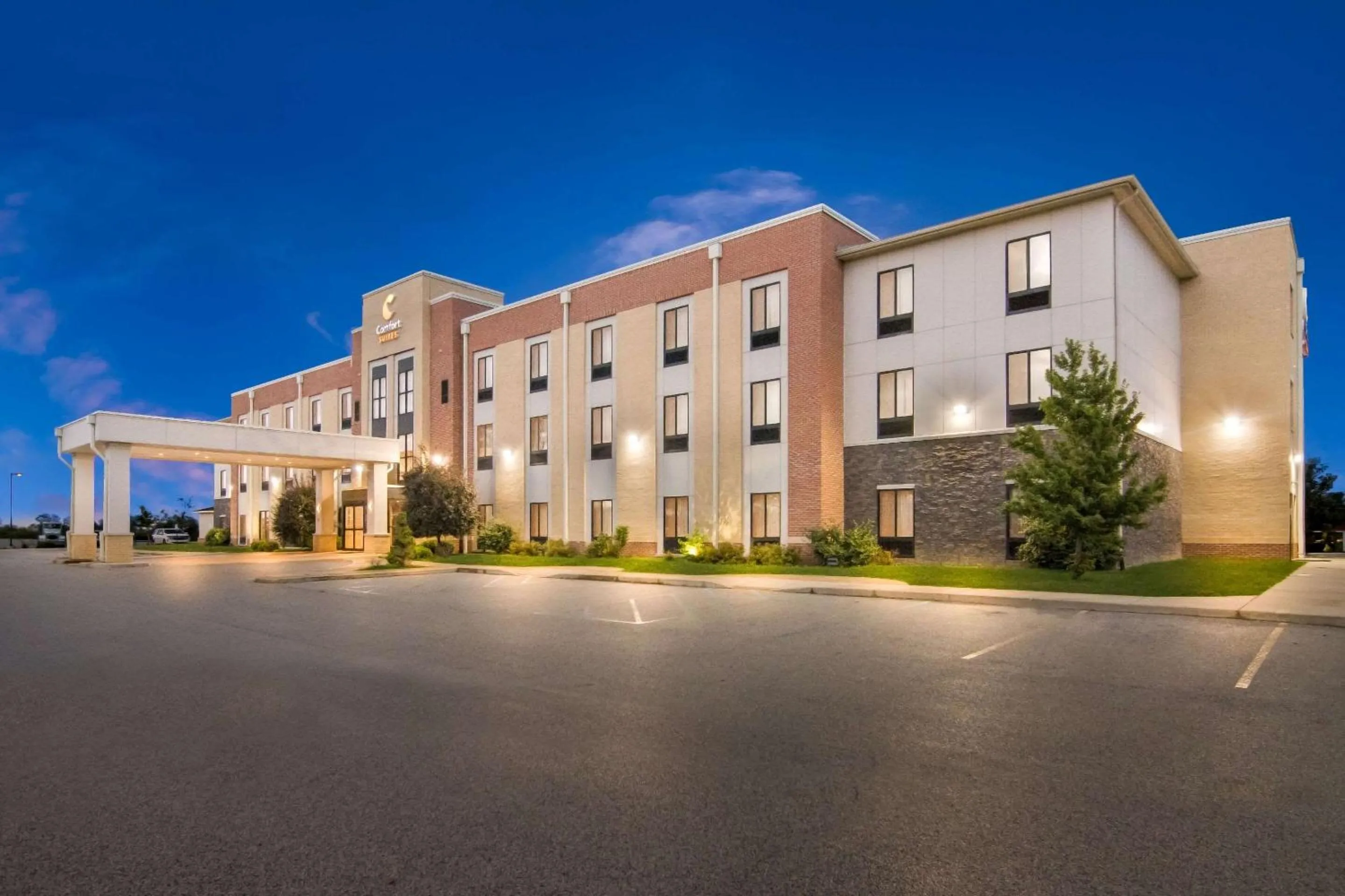 Property building in Comfort Suites Rensselaer near Fair Oaks
