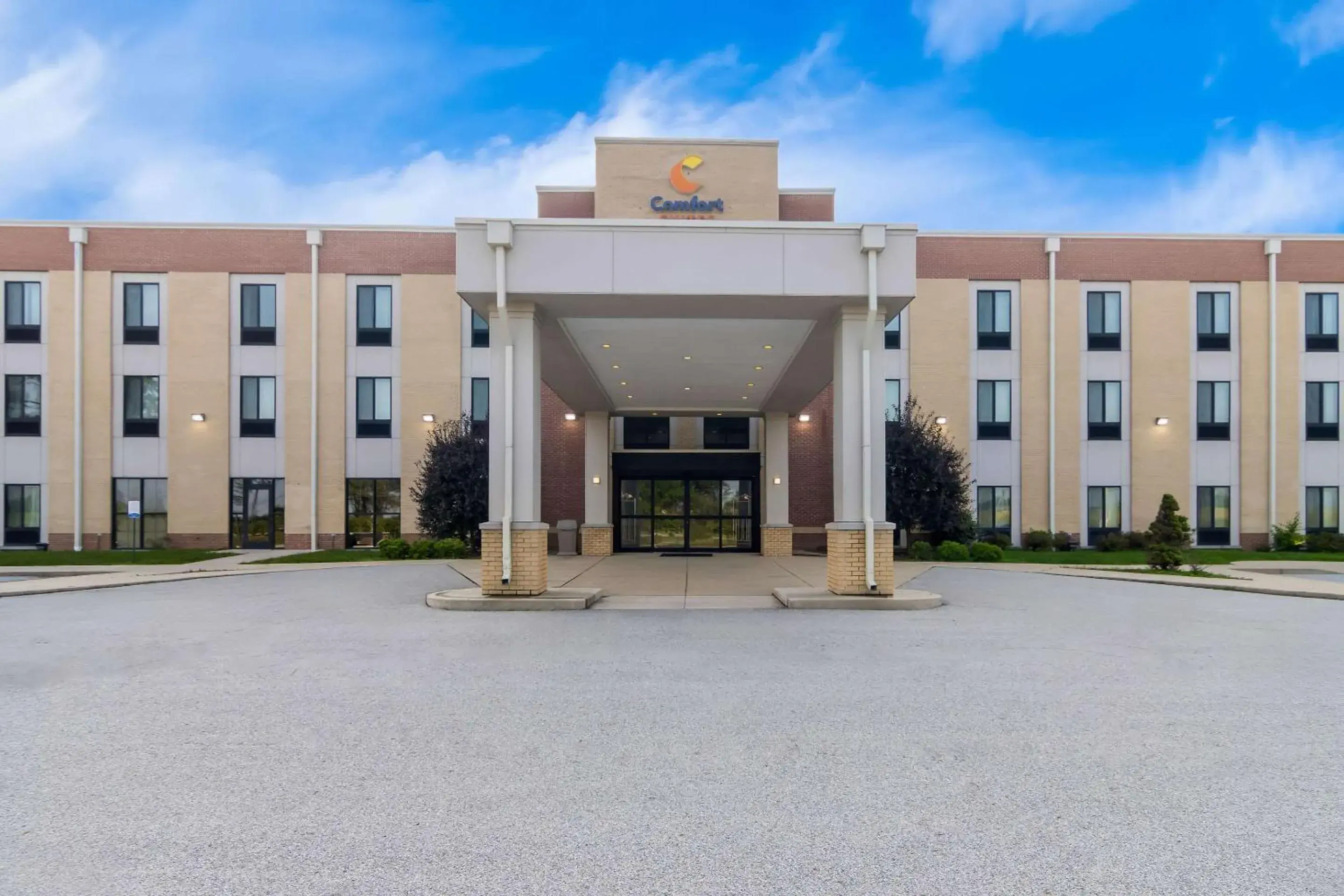 Property building in Comfort Suites Rensselaer near Fair Oaks Property building in Comfort Suites Rensselaer near Fair Oaks
