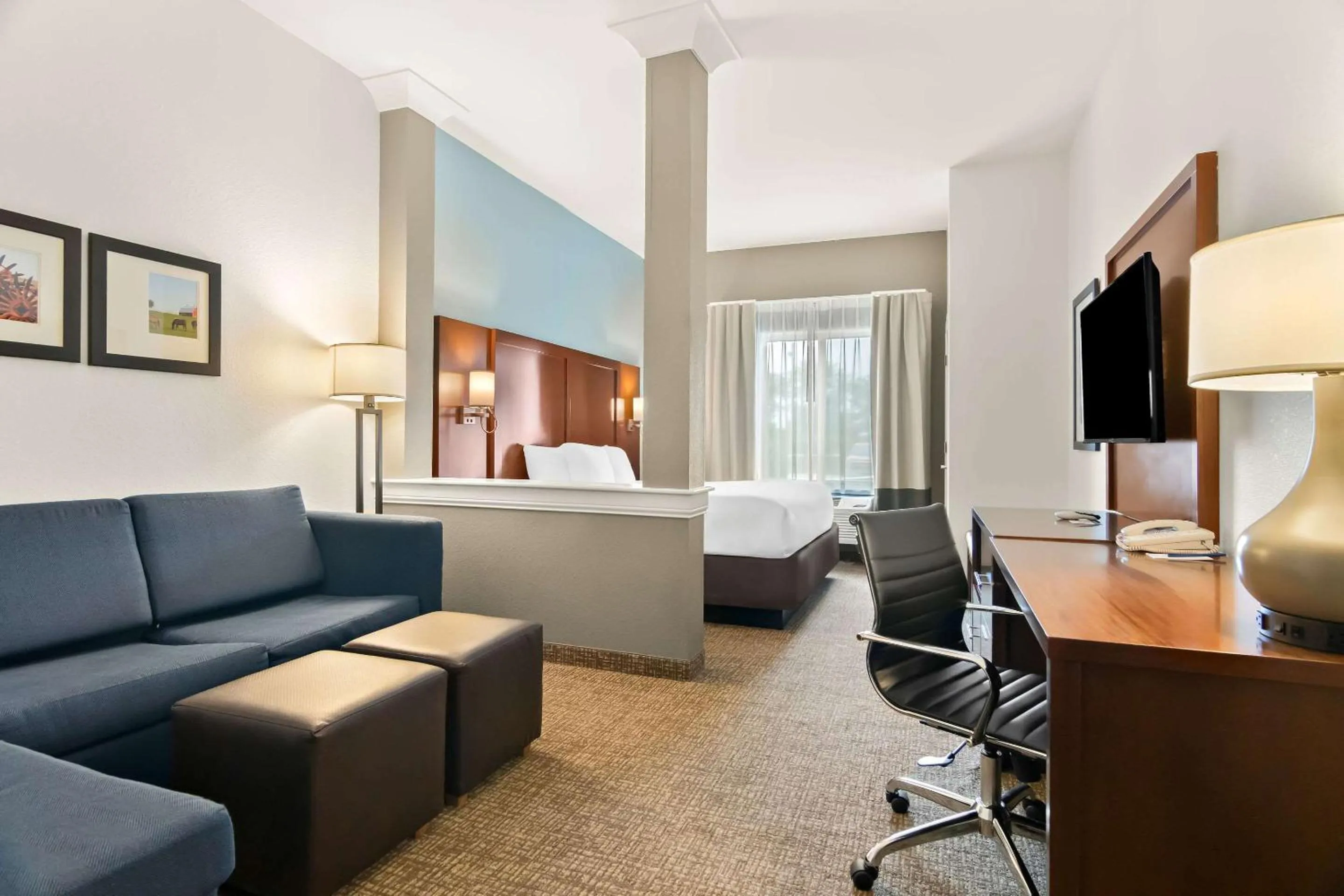 Bedroom, Bed in Comfort Suites Rensselaer near Fair Oaks