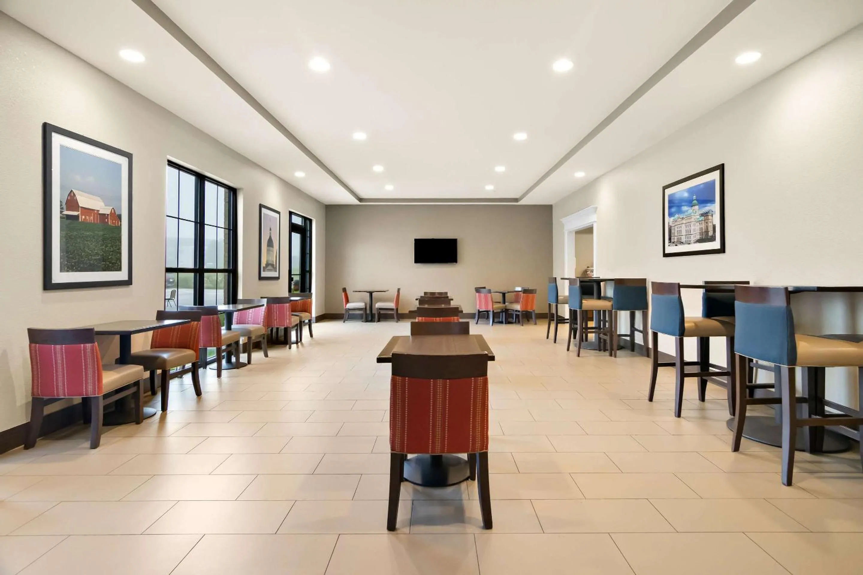 Breakfast in Comfort Suites Rensselaer near Fair Oaks