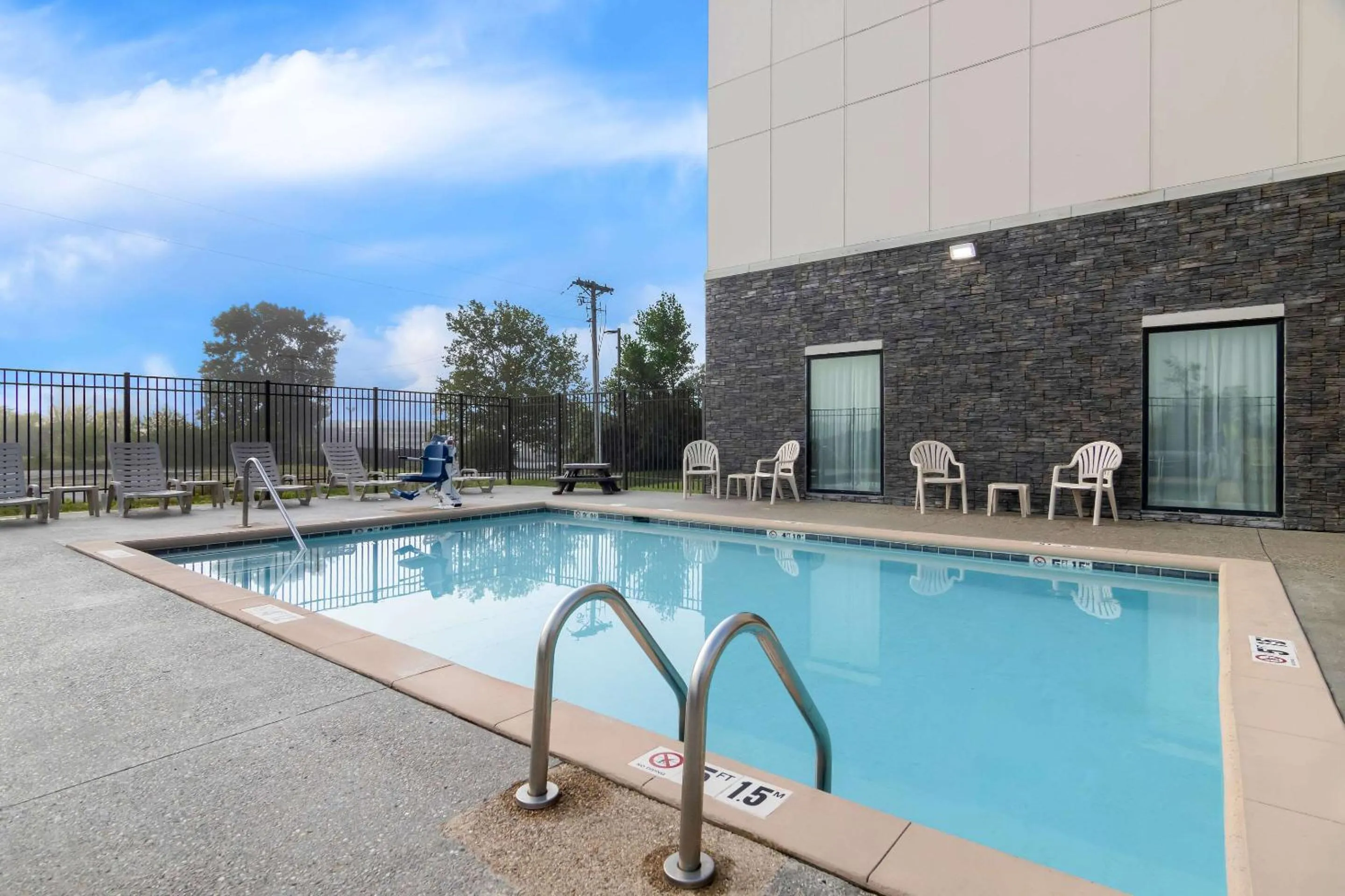 Swimming pool in Comfort Suites Rensselaer near Fair Oaks