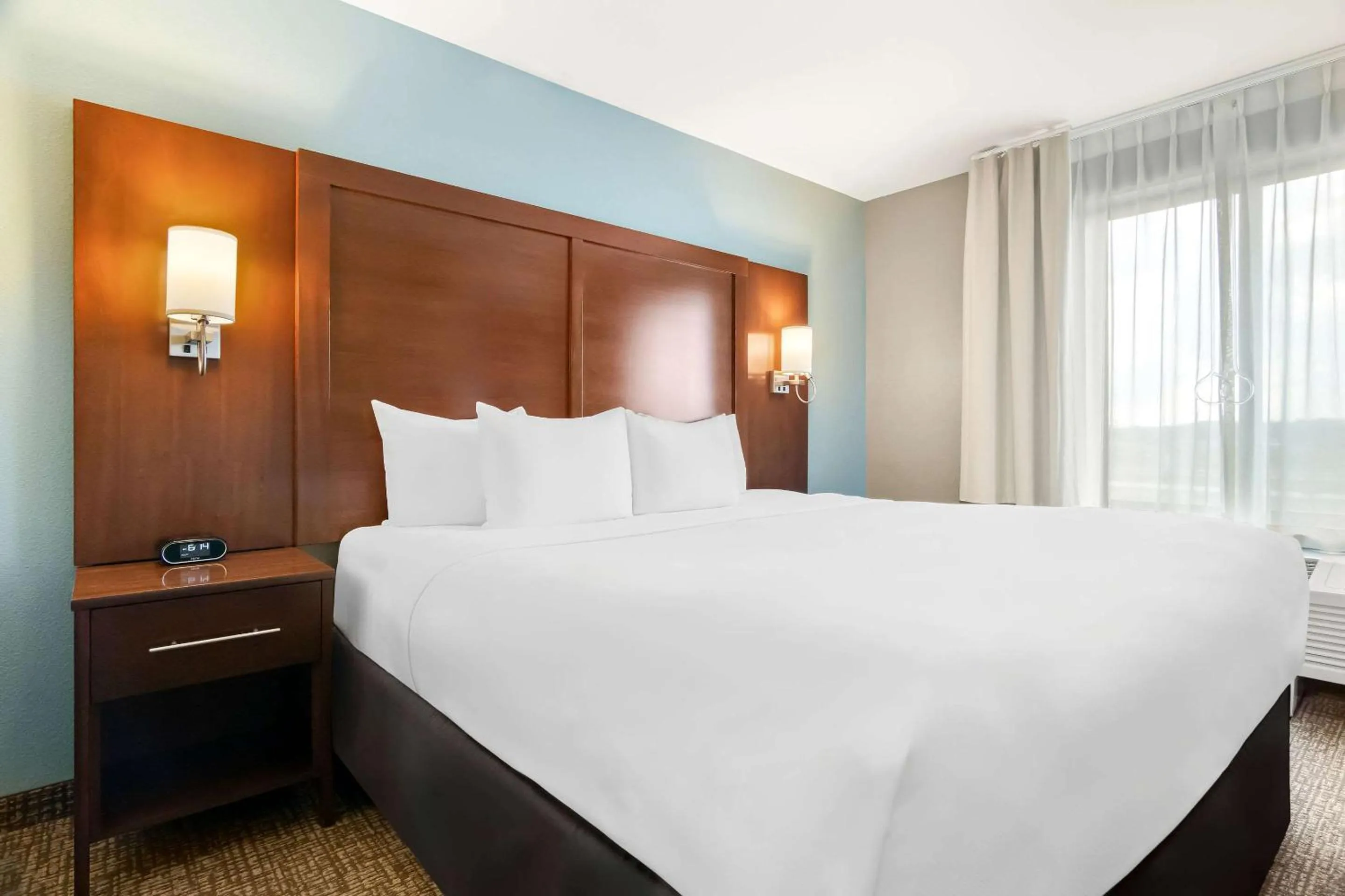 Bedroom, Bed in Comfort Suites Rensselaer near Fair Oaks