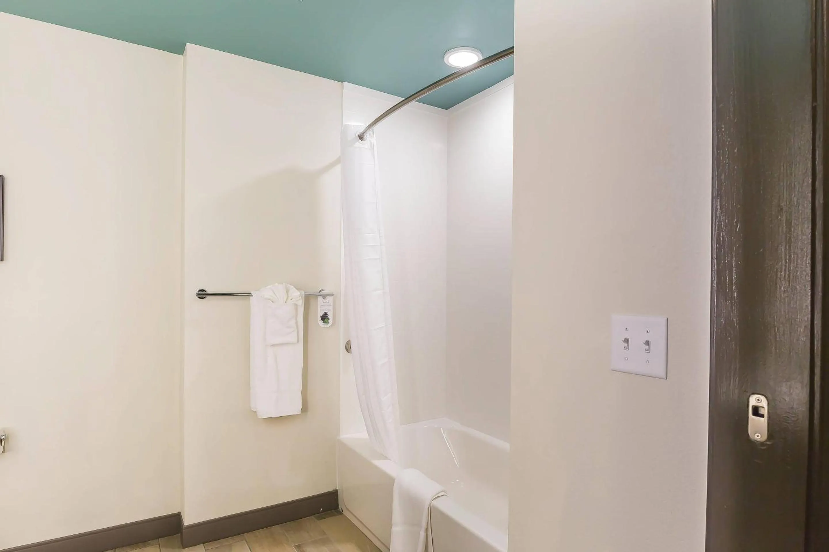 Bedroom in Marina Bay Hotel & Suites, an Ascend Collection Hotel