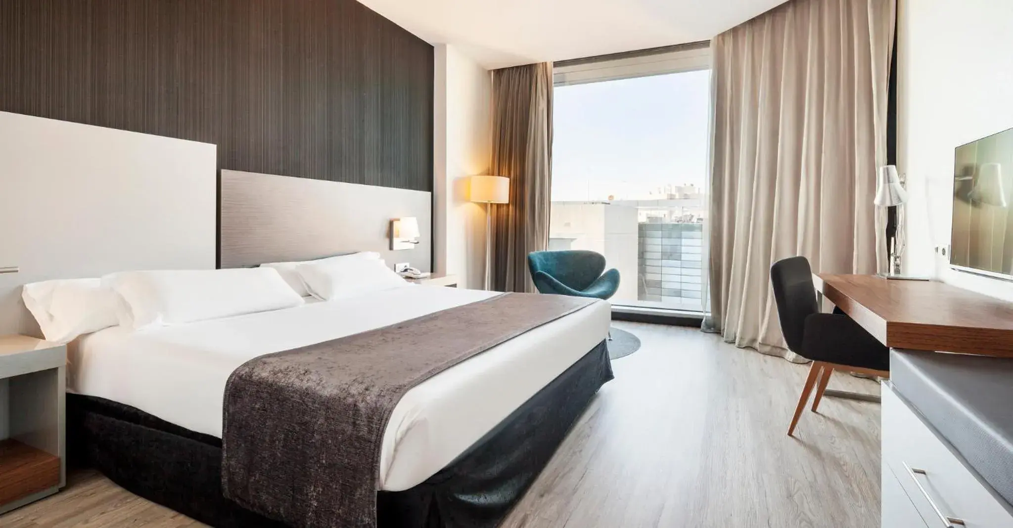 Triple Room in Ilunion Atrium Triple Room in Ilunion Atrium