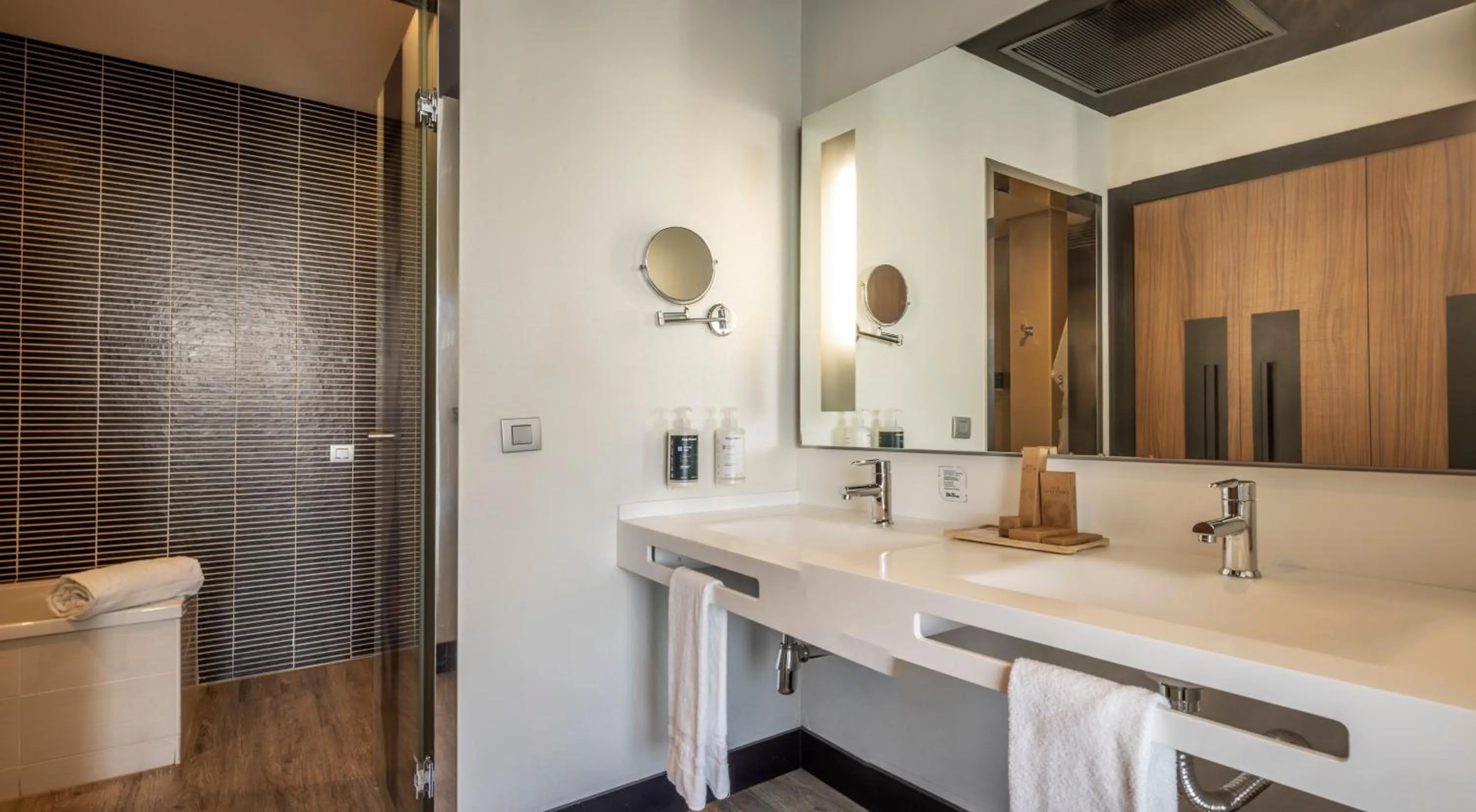 Bathroom in Ilunion Atrium