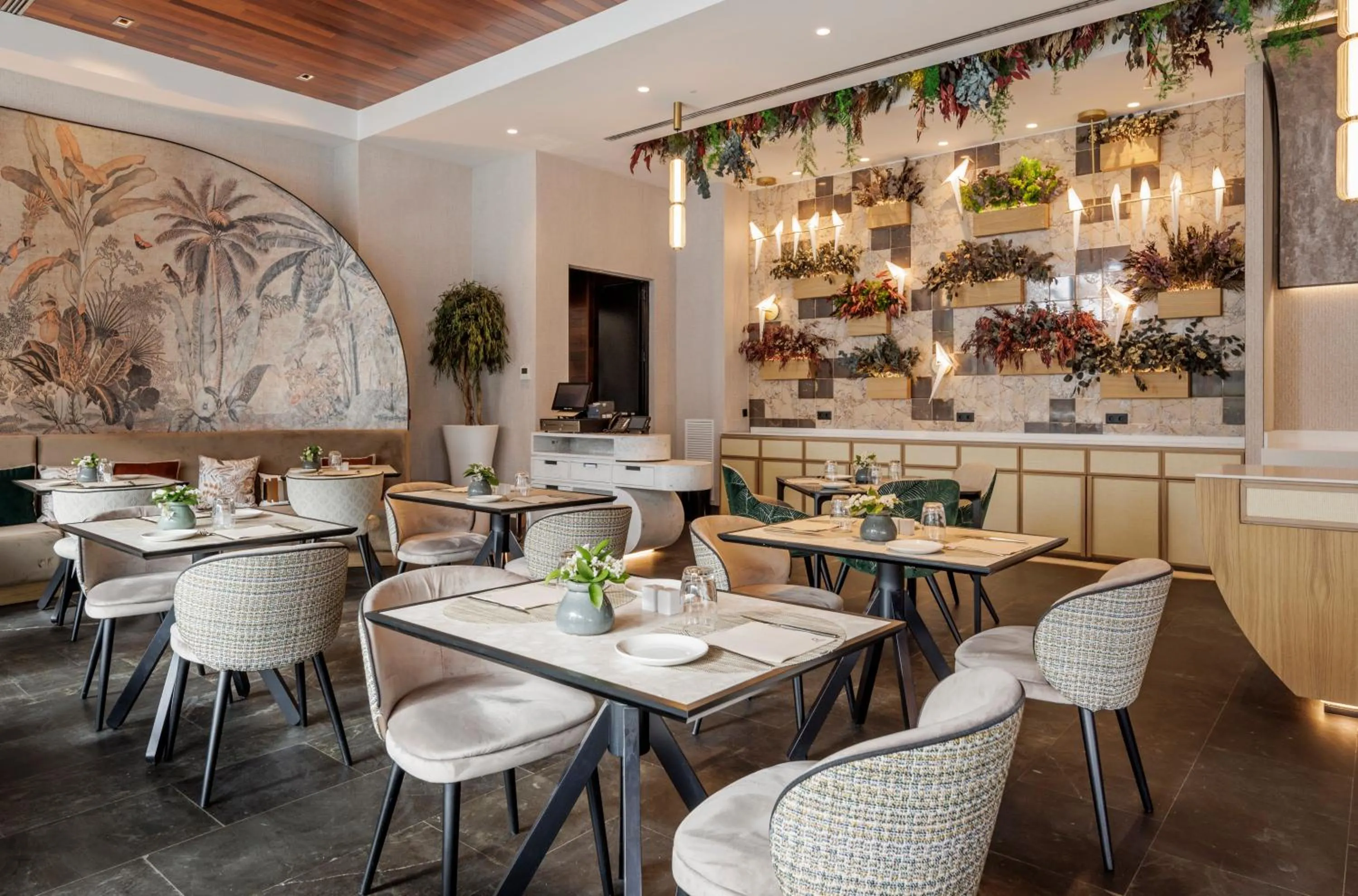 Restaurant/places to eat in Ilunion Atrium