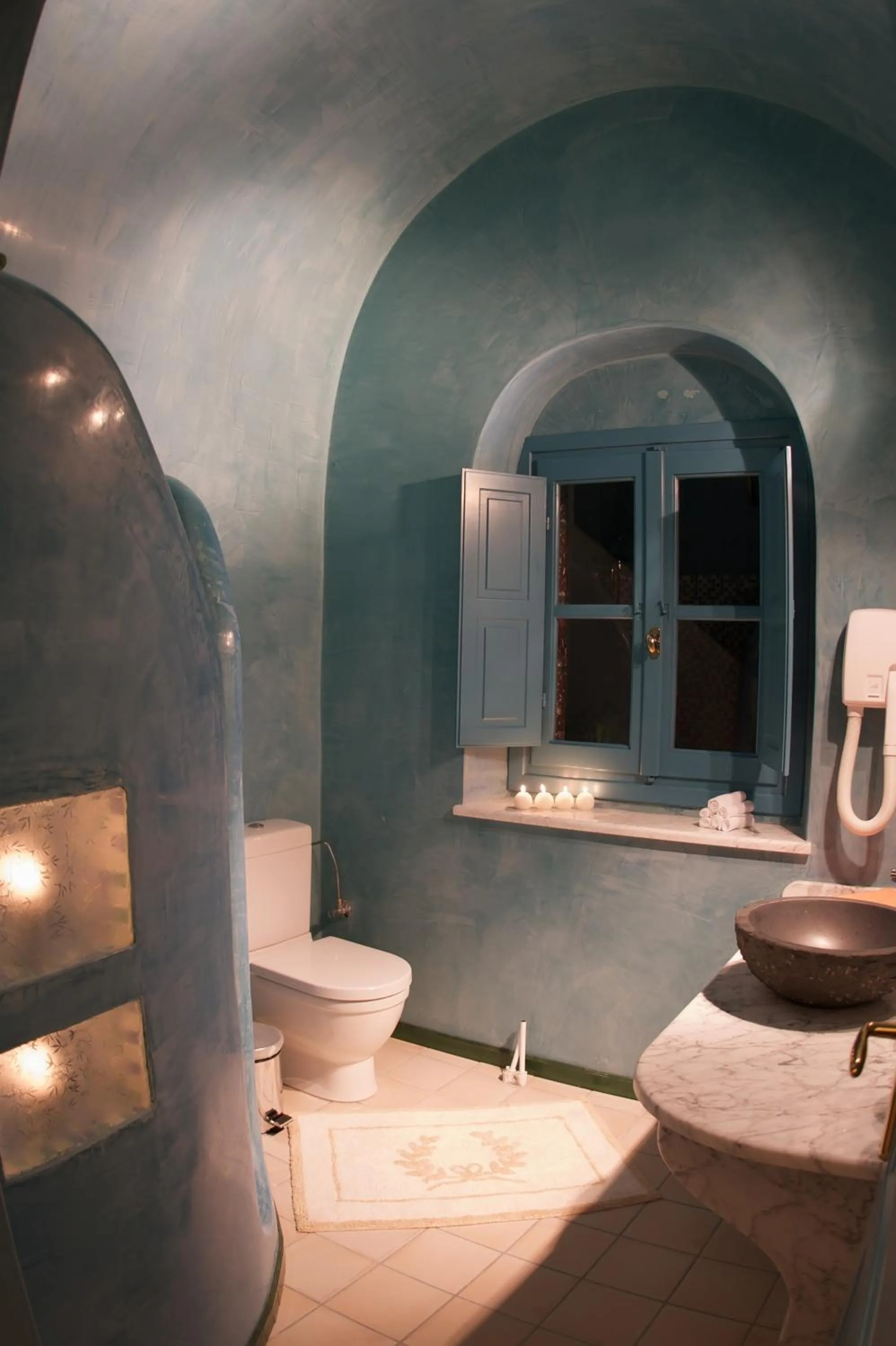 Bathroom, Bed in Vallas Apartments & Villas