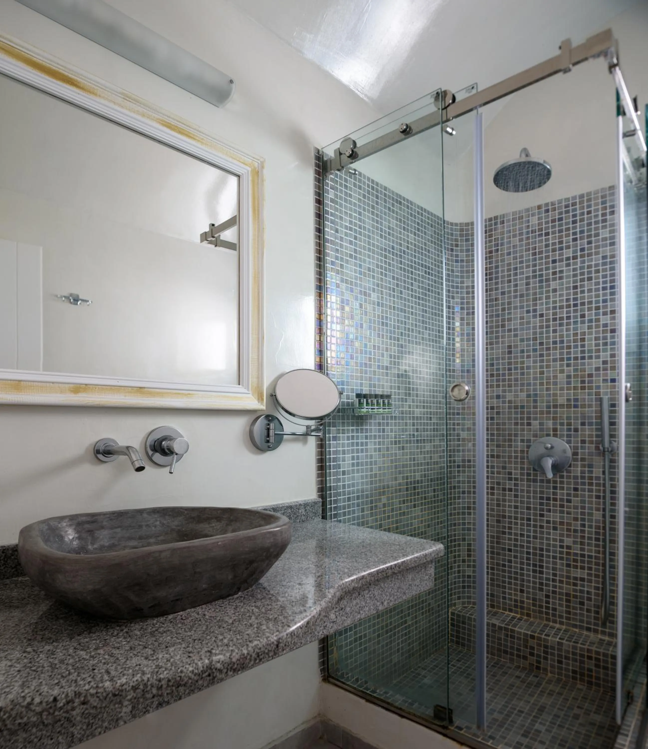 Shower in Vallas Apartments & Villas