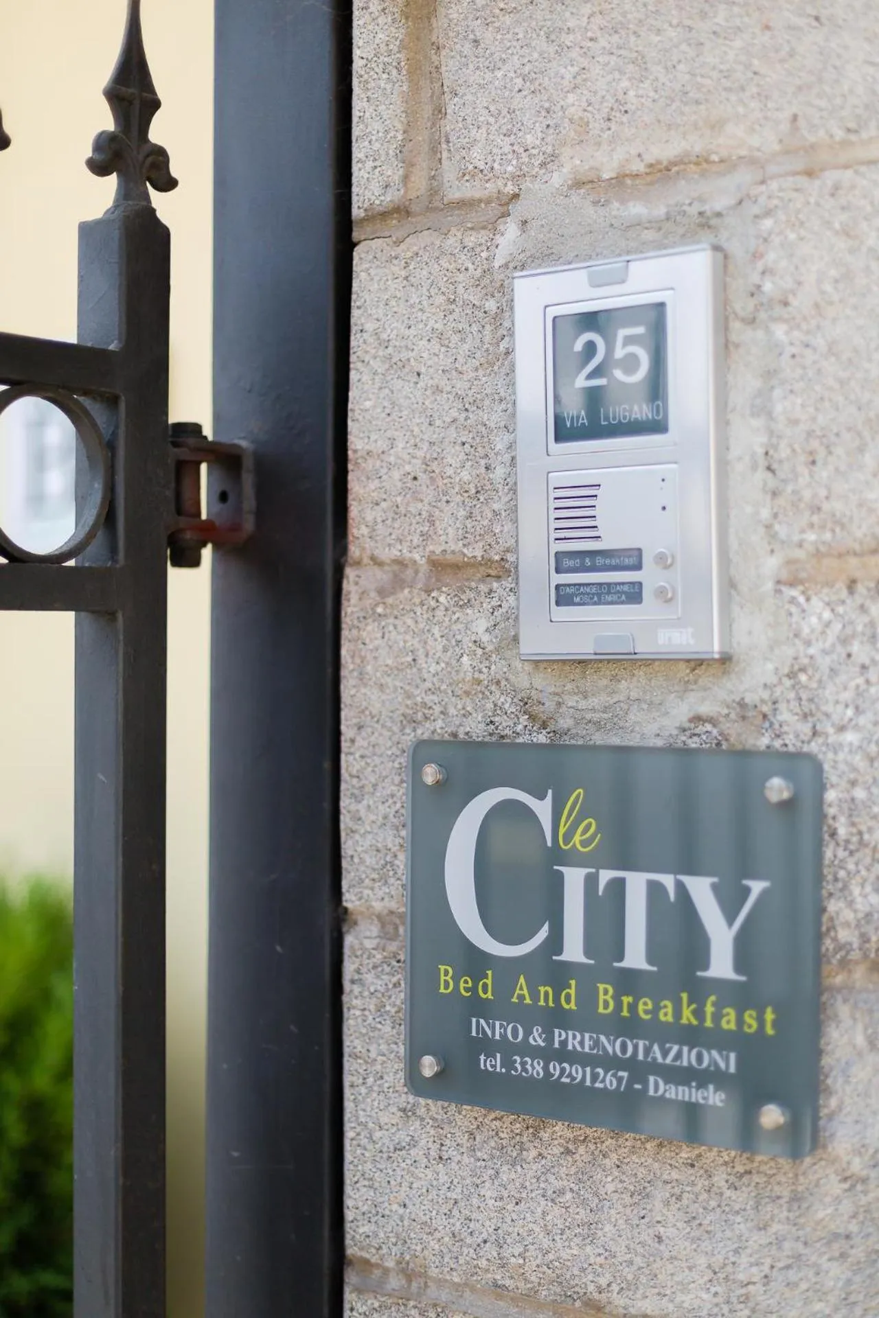 Property logo or sign in B&B Le City