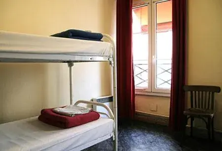 Twin Room in Aloha Hostel Eiffel Tower by Hiphophostels Twin Room in Aloha Hostel Eiffel Tower by Hiphophostels