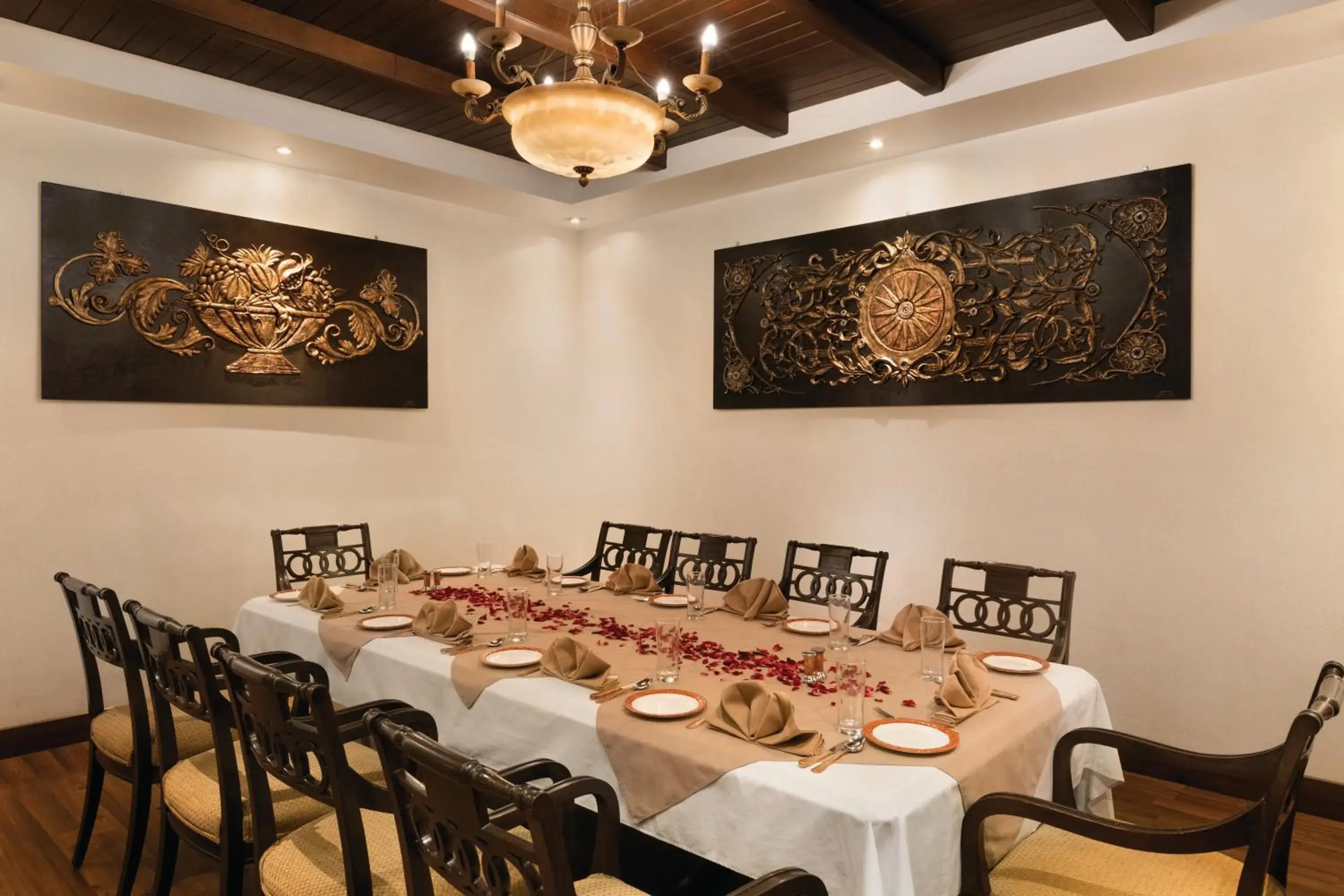 Restaurant/places to eat in Ramada Plaza by Wyndham JHV Varanasi Restaurant/places to eat in Ramada Plaza by Wyndham JHV Varanasi