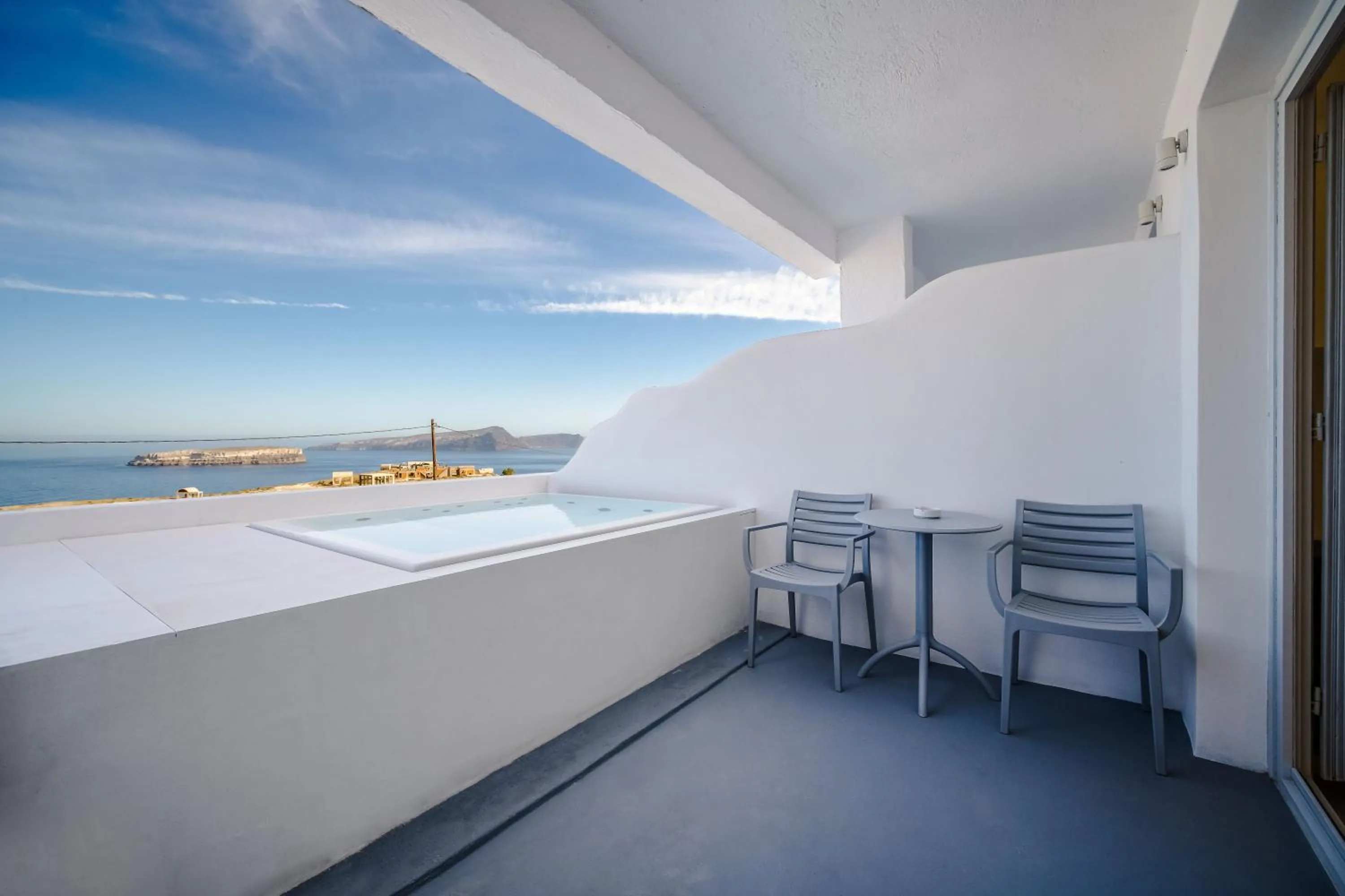 Hot Tub in Serenità Luxury Suites