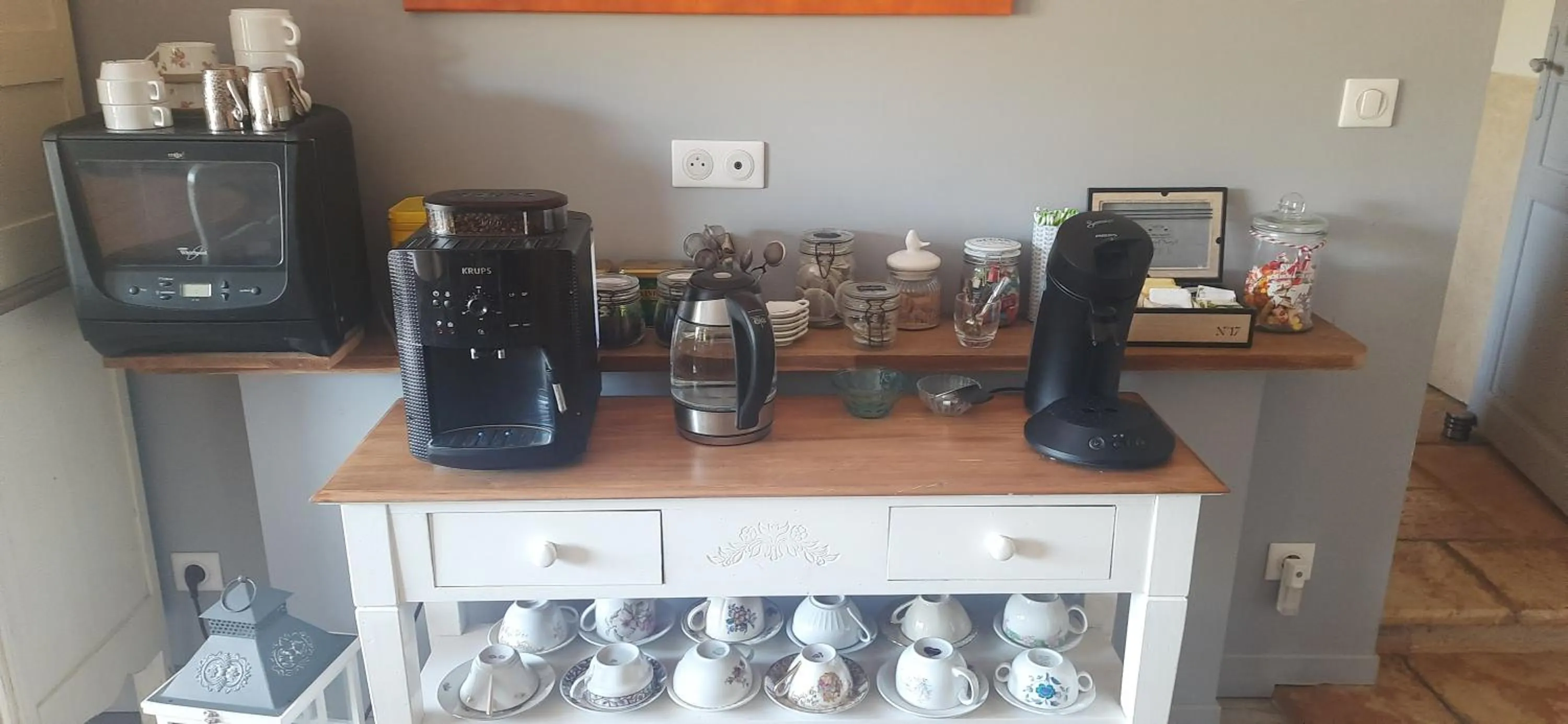 Communal lounge/ TV room in Le lit de la Saâne