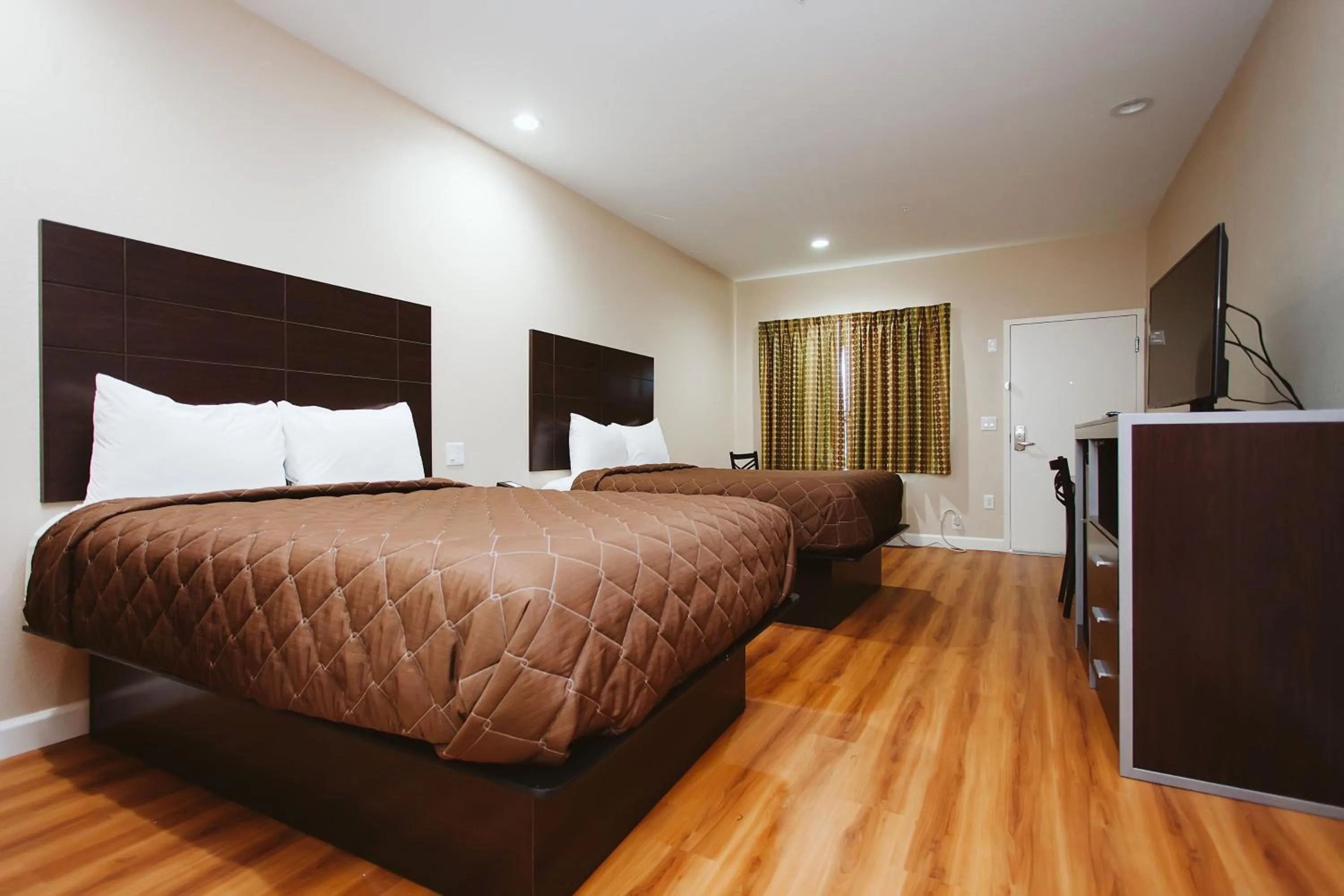 Bed in Palace Inn 290 & Jones Rd