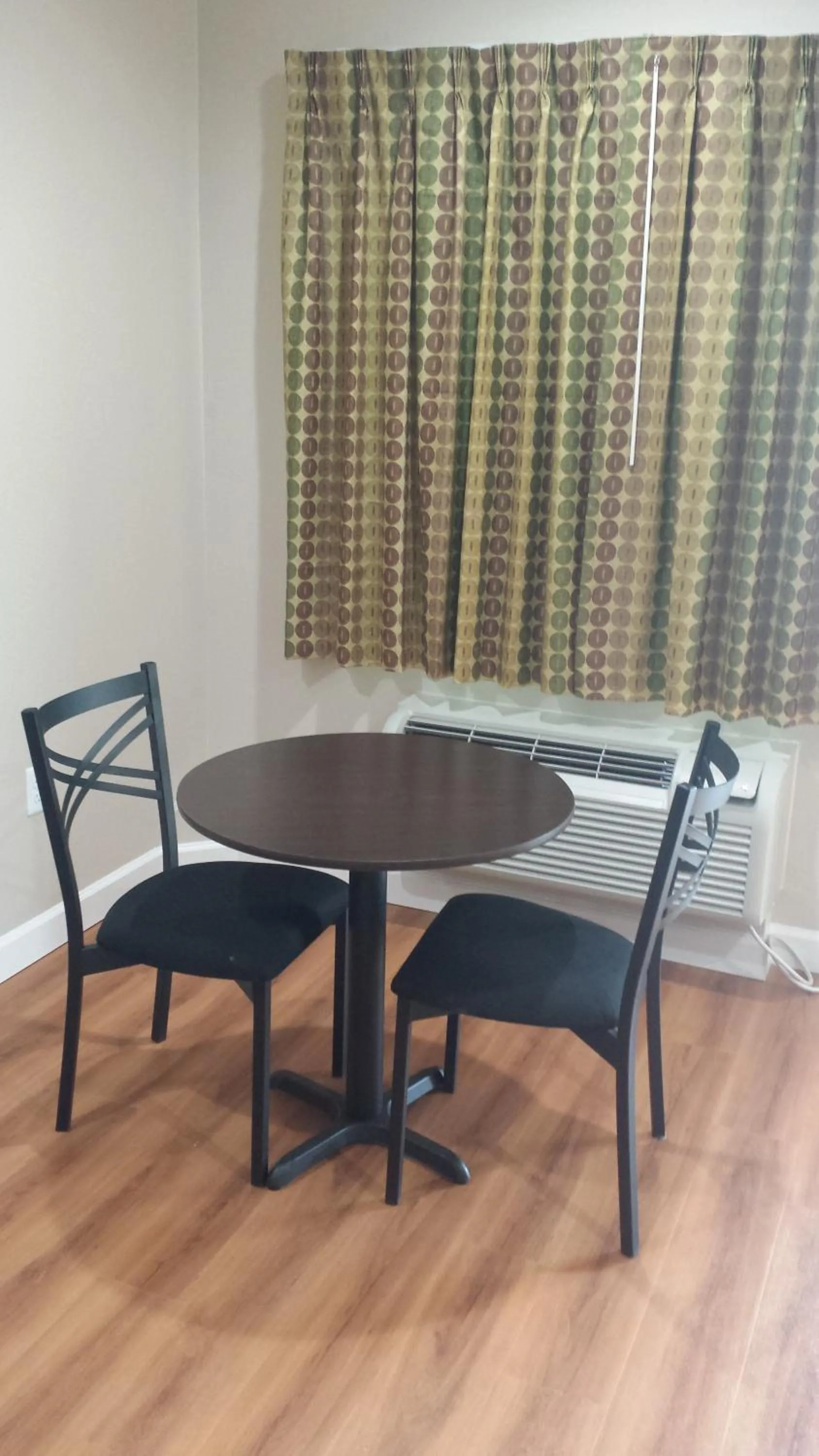 Seating area in Palace Inn 290 & Jones Rd