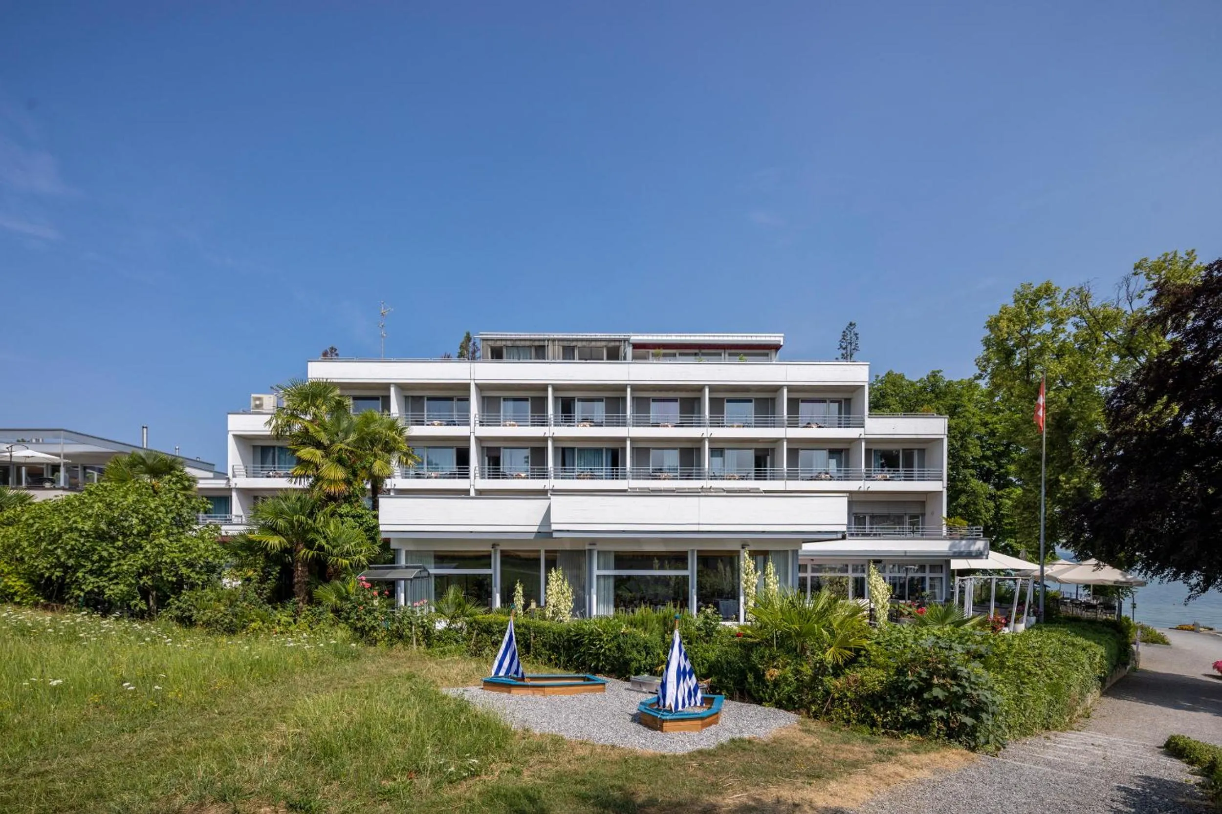 Property building in Park - Hotel Inseli