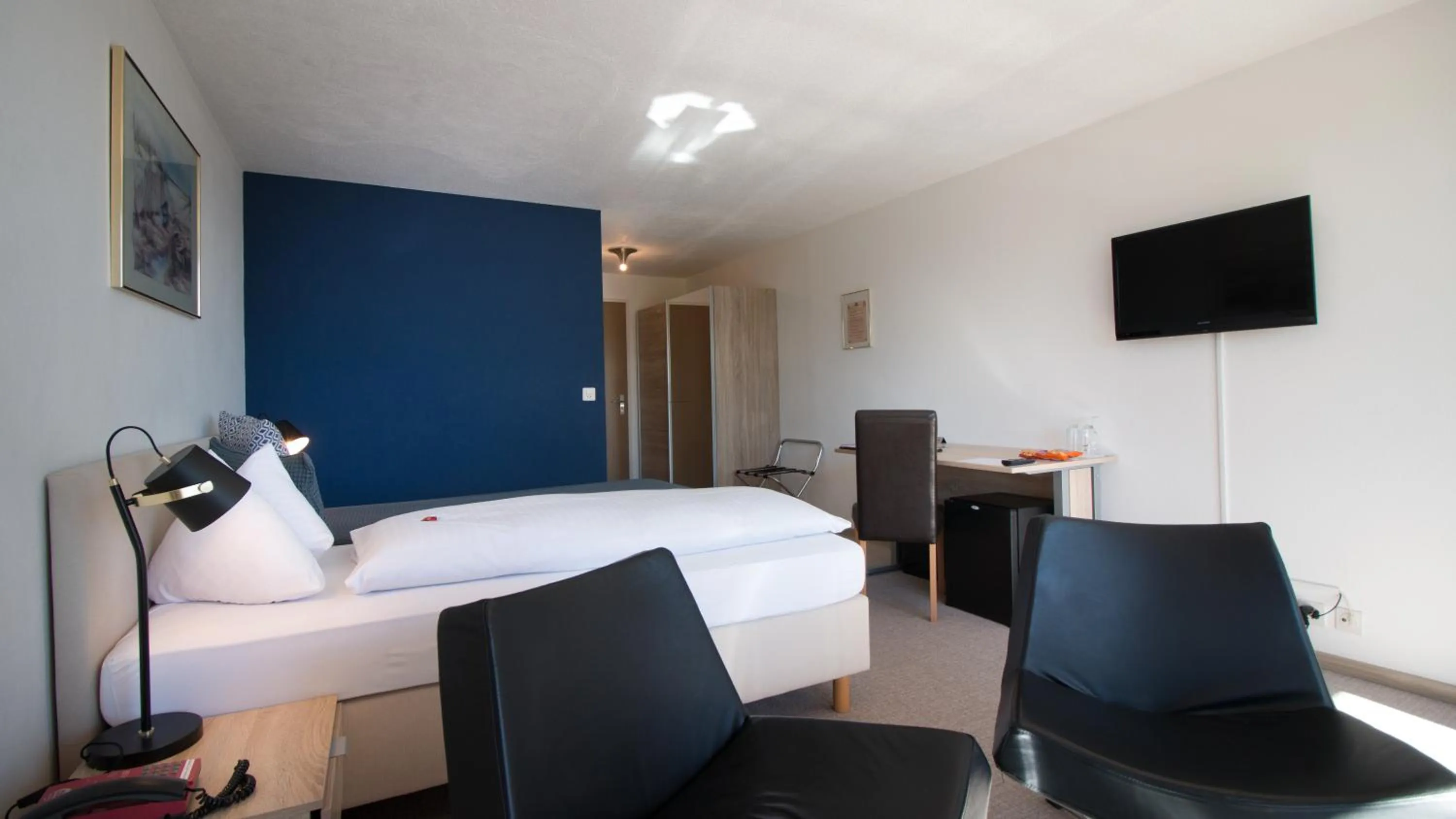 Photo of the whole room, Bed in Park - Hotel Inseli