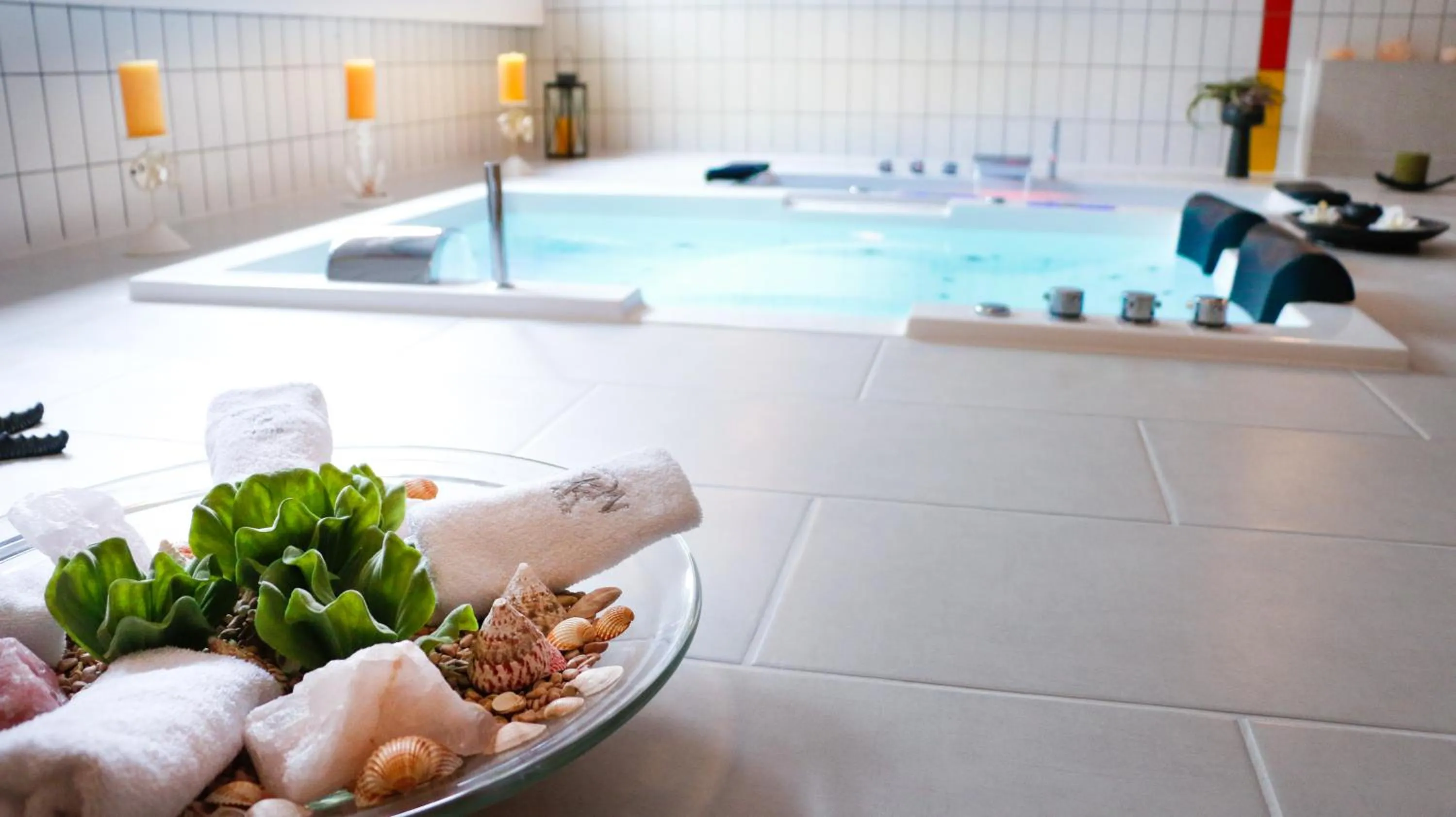 Hot Tub in Park - Hotel Inseli