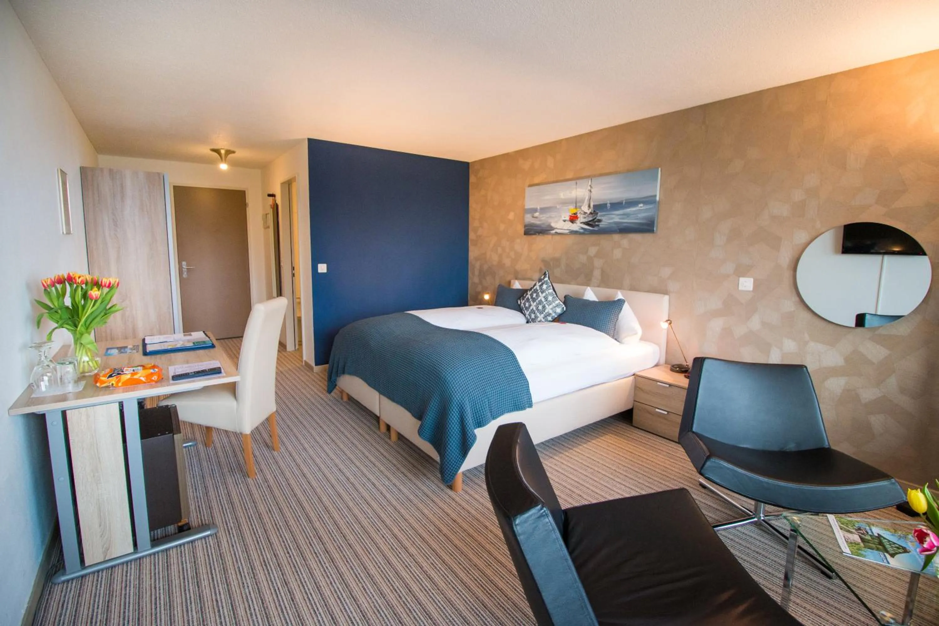 Photo of the whole room, Bed in Park - Hotel Inseli