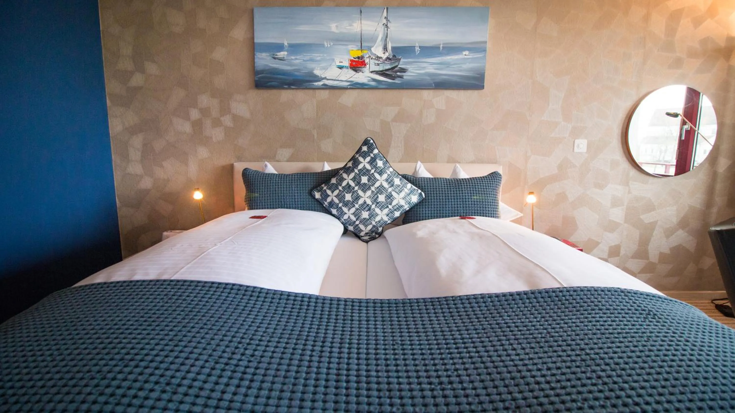 Photo of the whole room, Bed in Park - Hotel Inseli