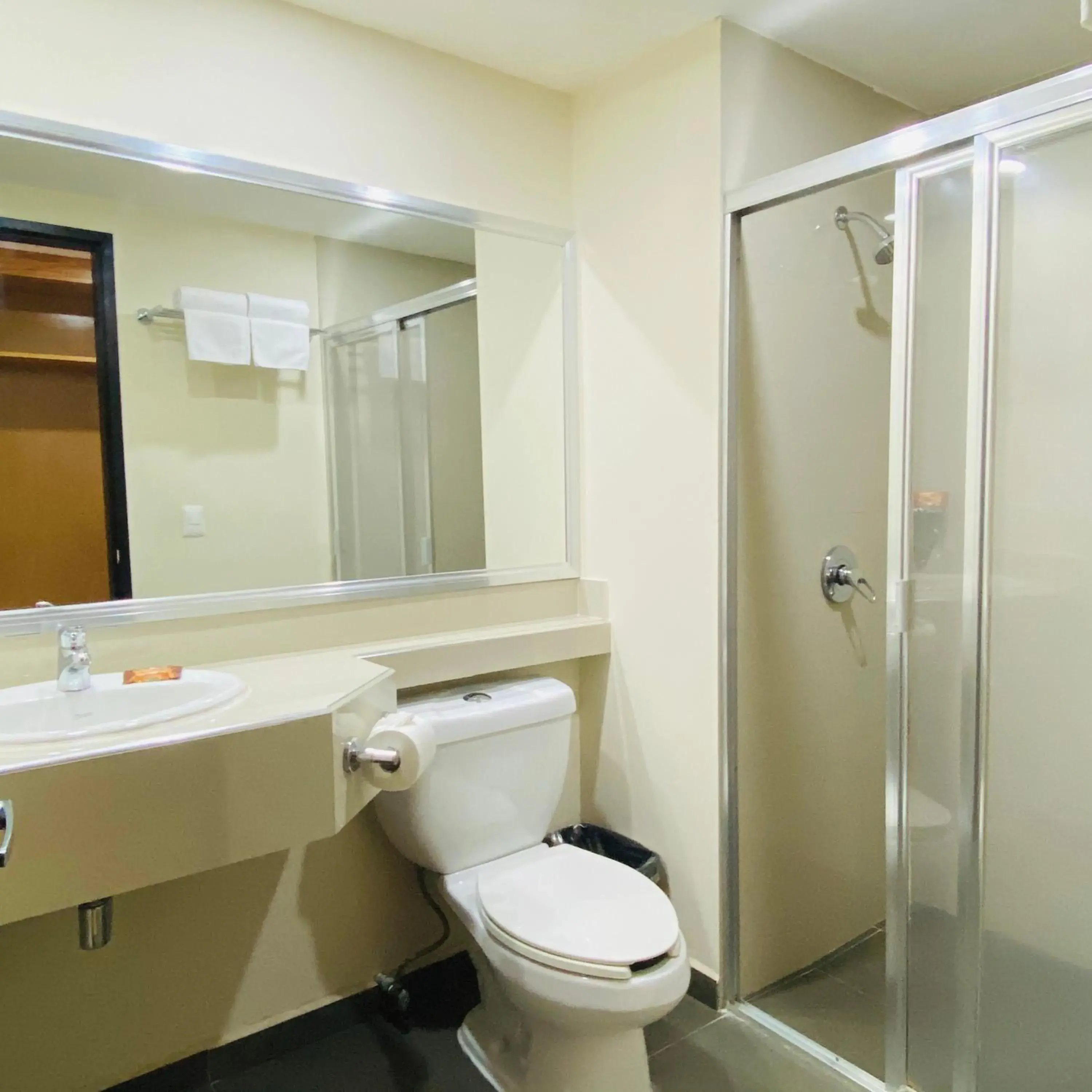 Queen Room in Paris FC Express Queen Room in Paris FC Express