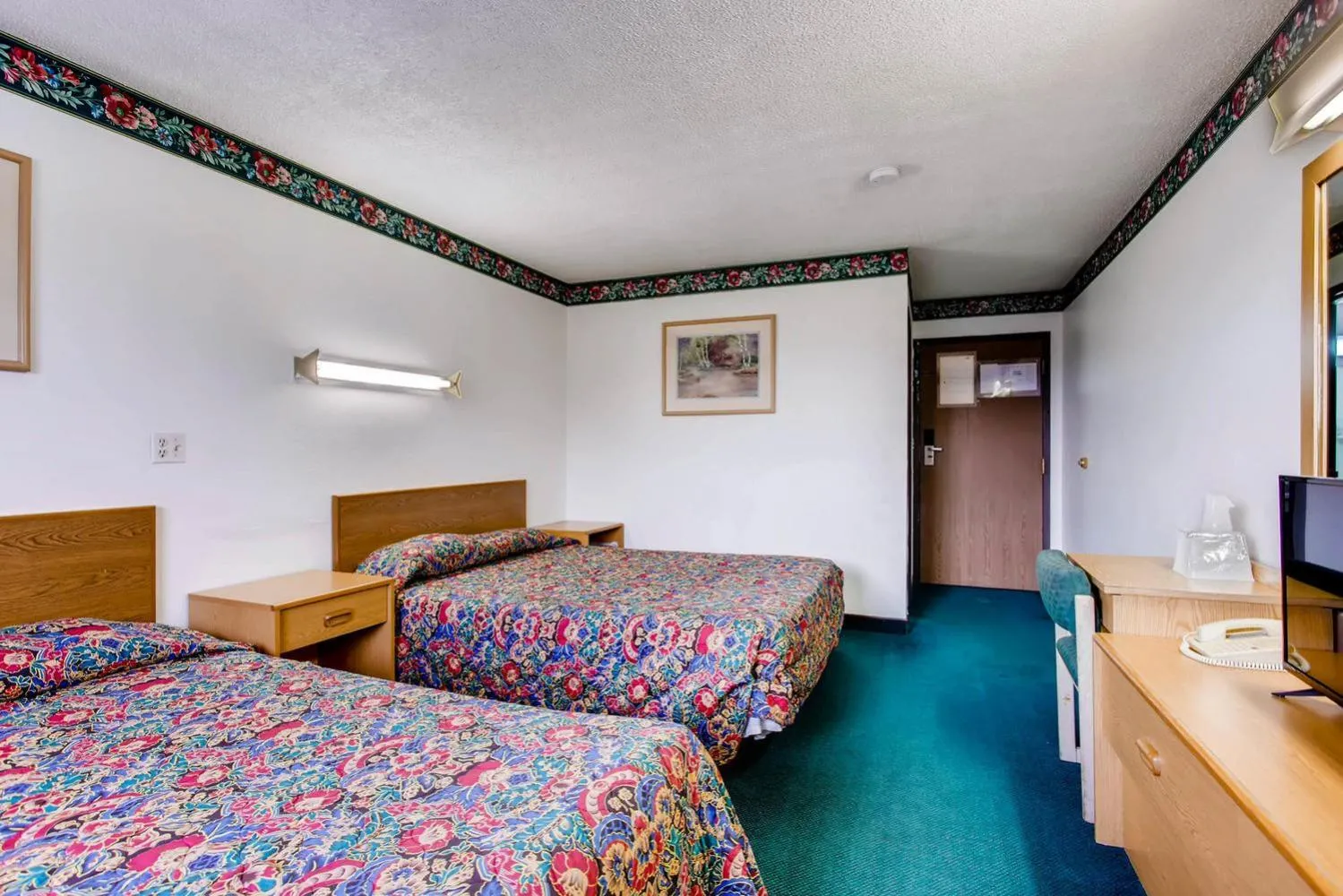 Bathroom, Bed in Motel 9
