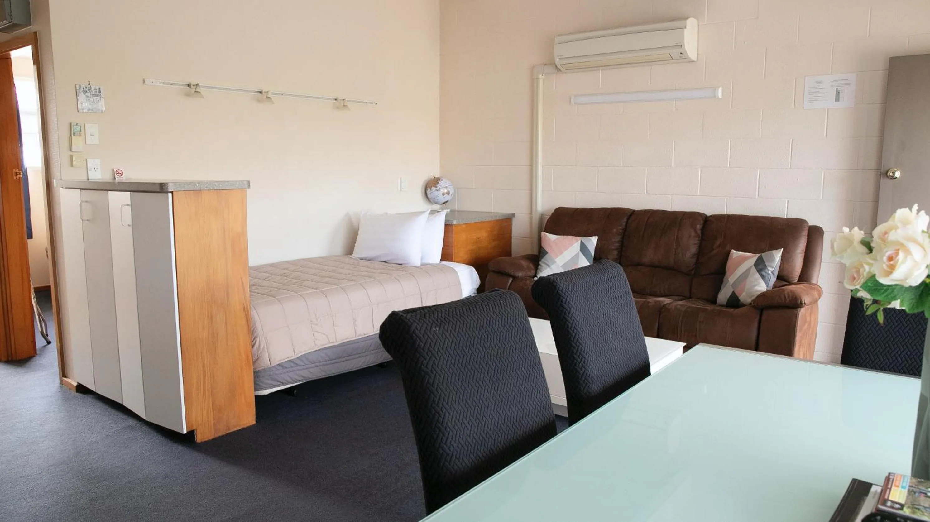 Living room, Bed in Tuki Tuki Motel