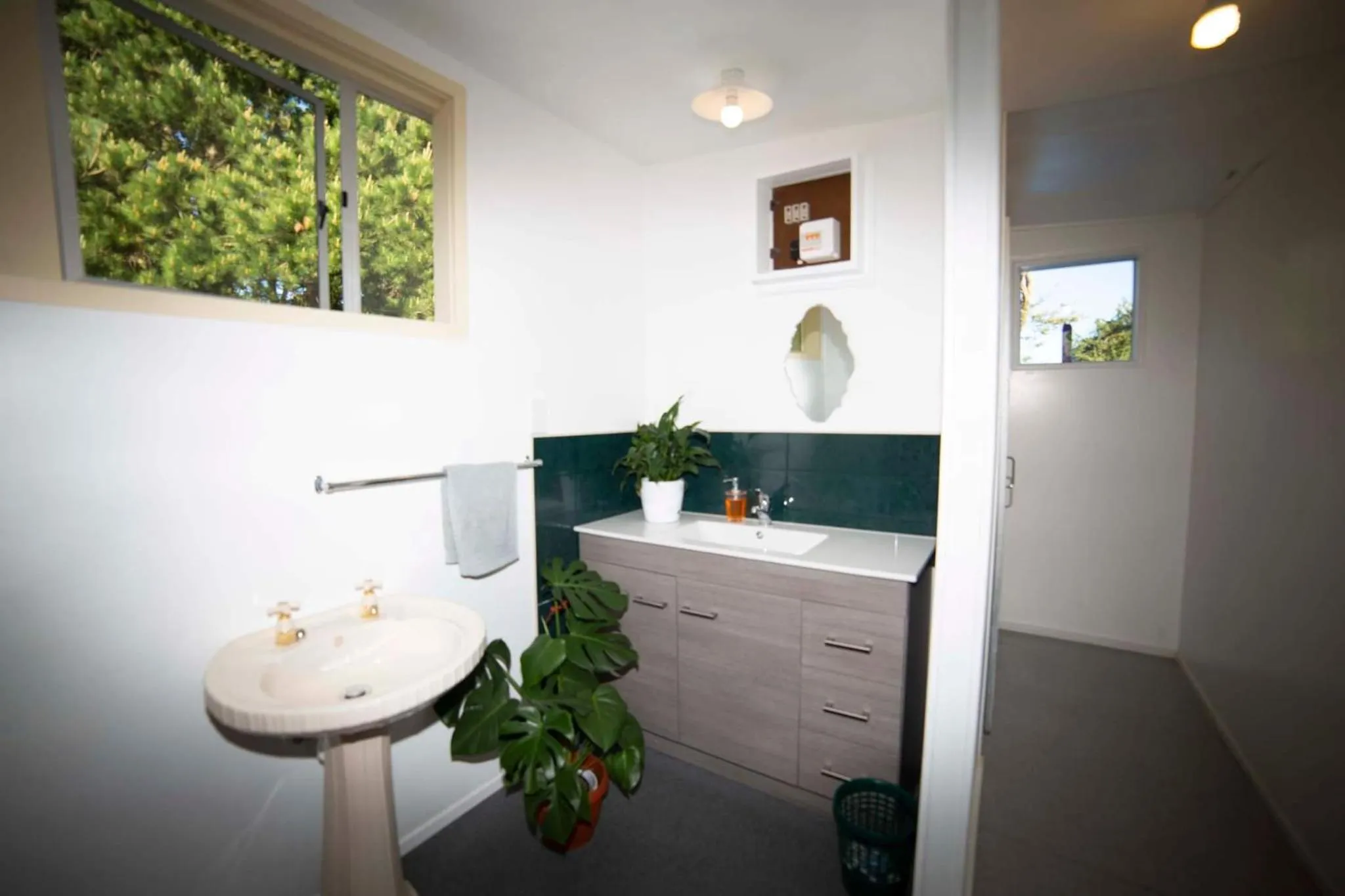 Bathroom in Surat Bay Lodge, Motel and Backpackers