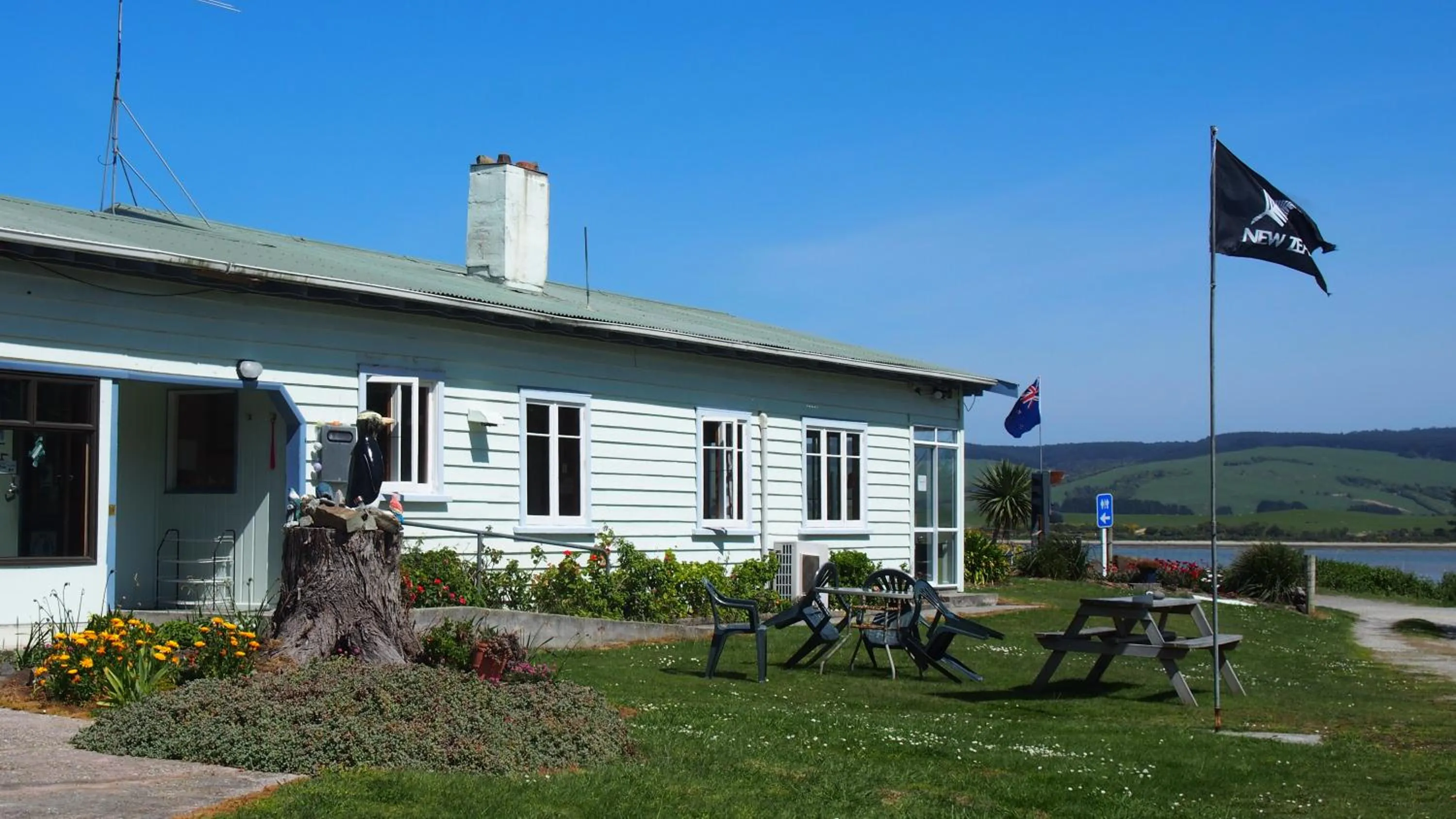 Property building in Surat Bay Lodge, Motel and Backpackers