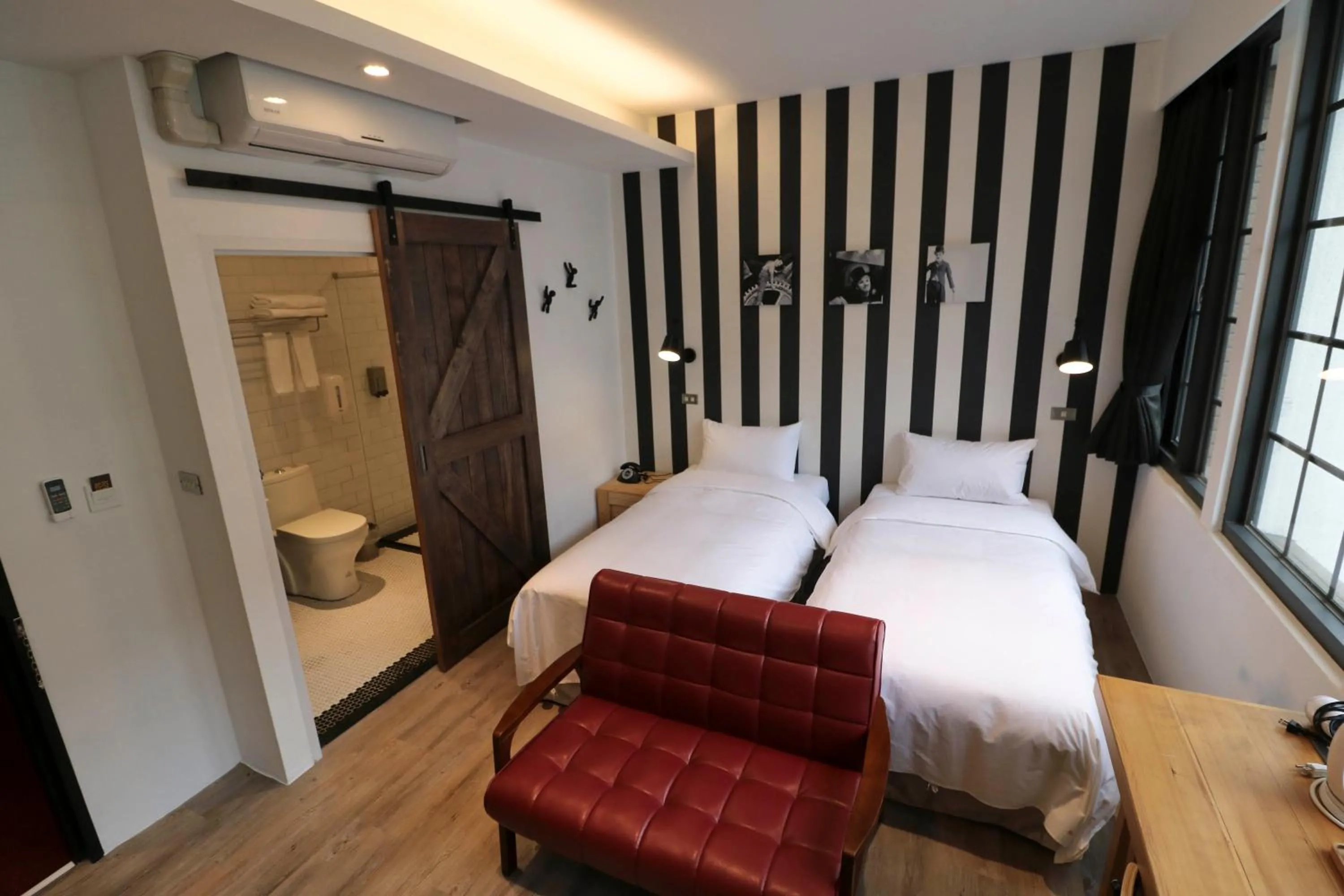 Chaplin Twin Room in Pinestone Inn