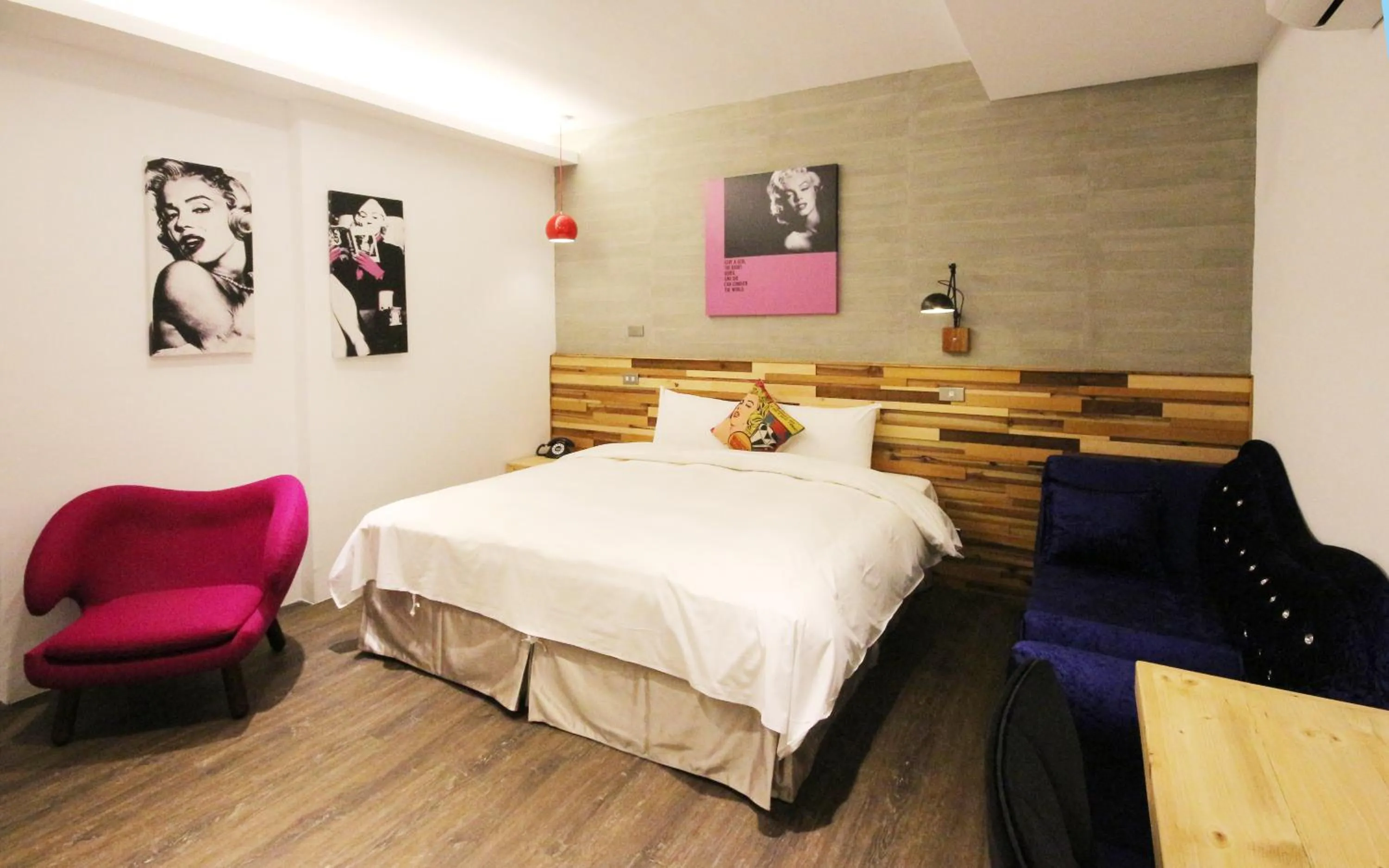 Deluxe Double Room with Bath in Pinestone Inn
