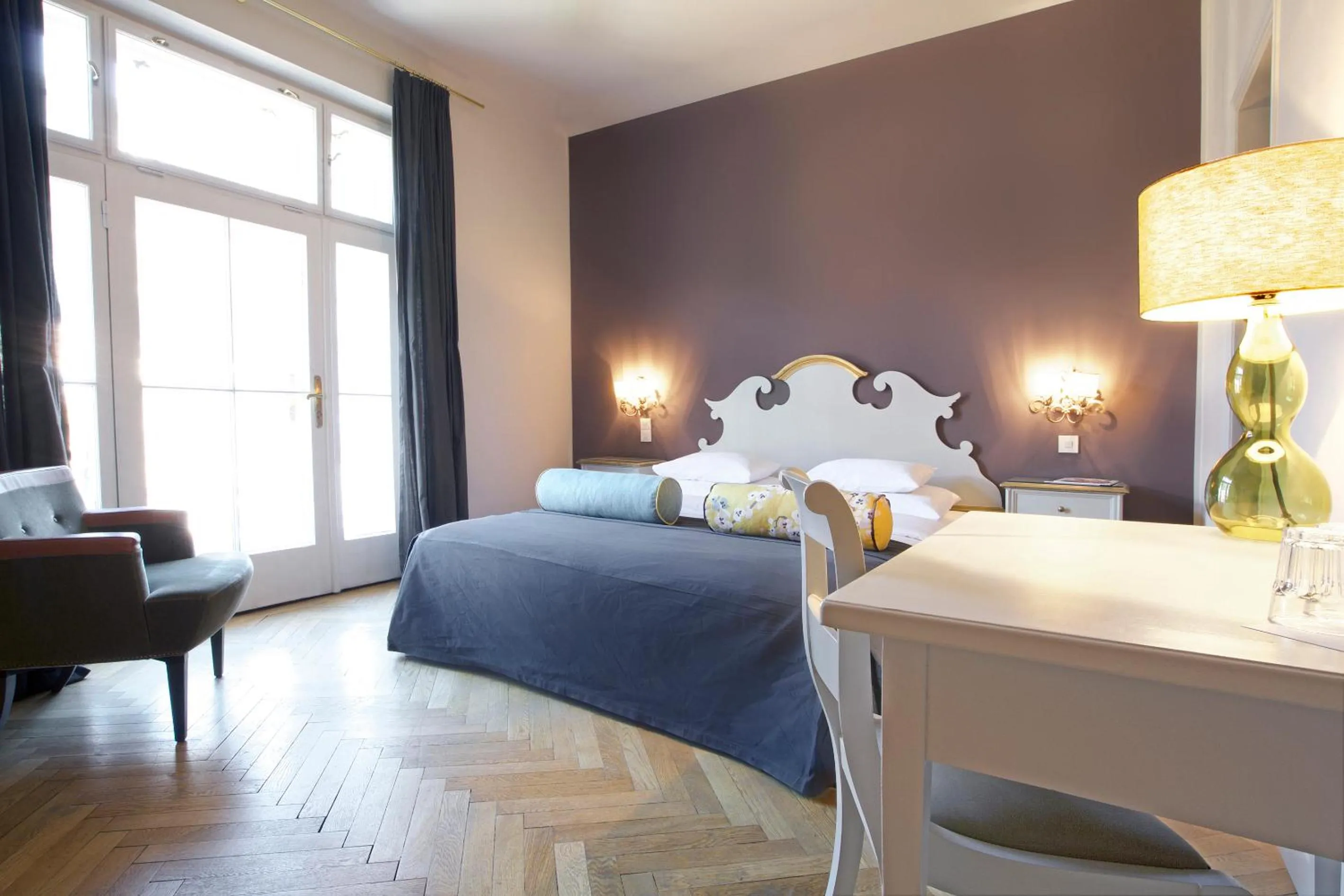 Photo of the whole room, Bed in Das REGINA Boutiquehotel