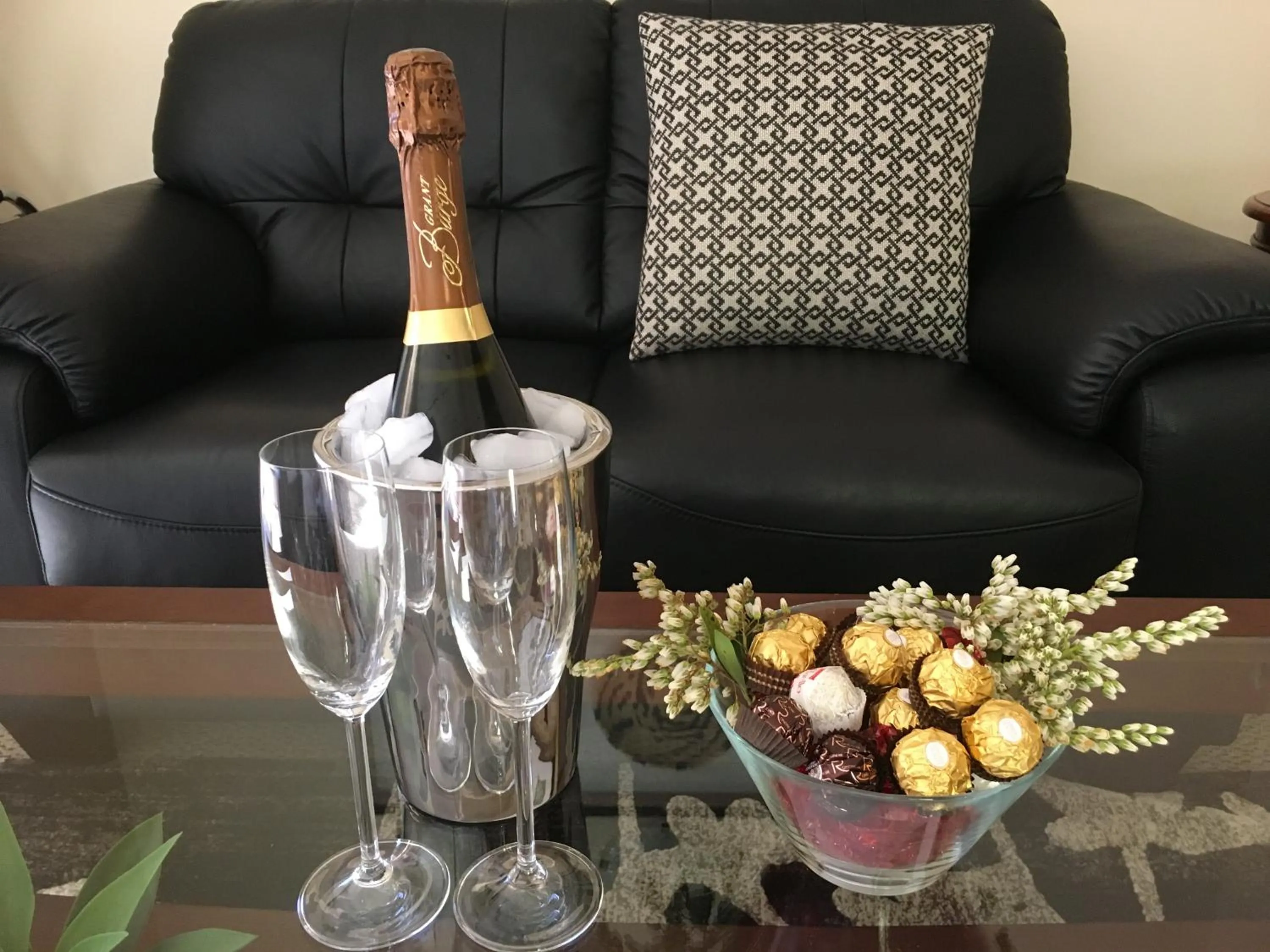 Food and drinks in Top Of The Hill