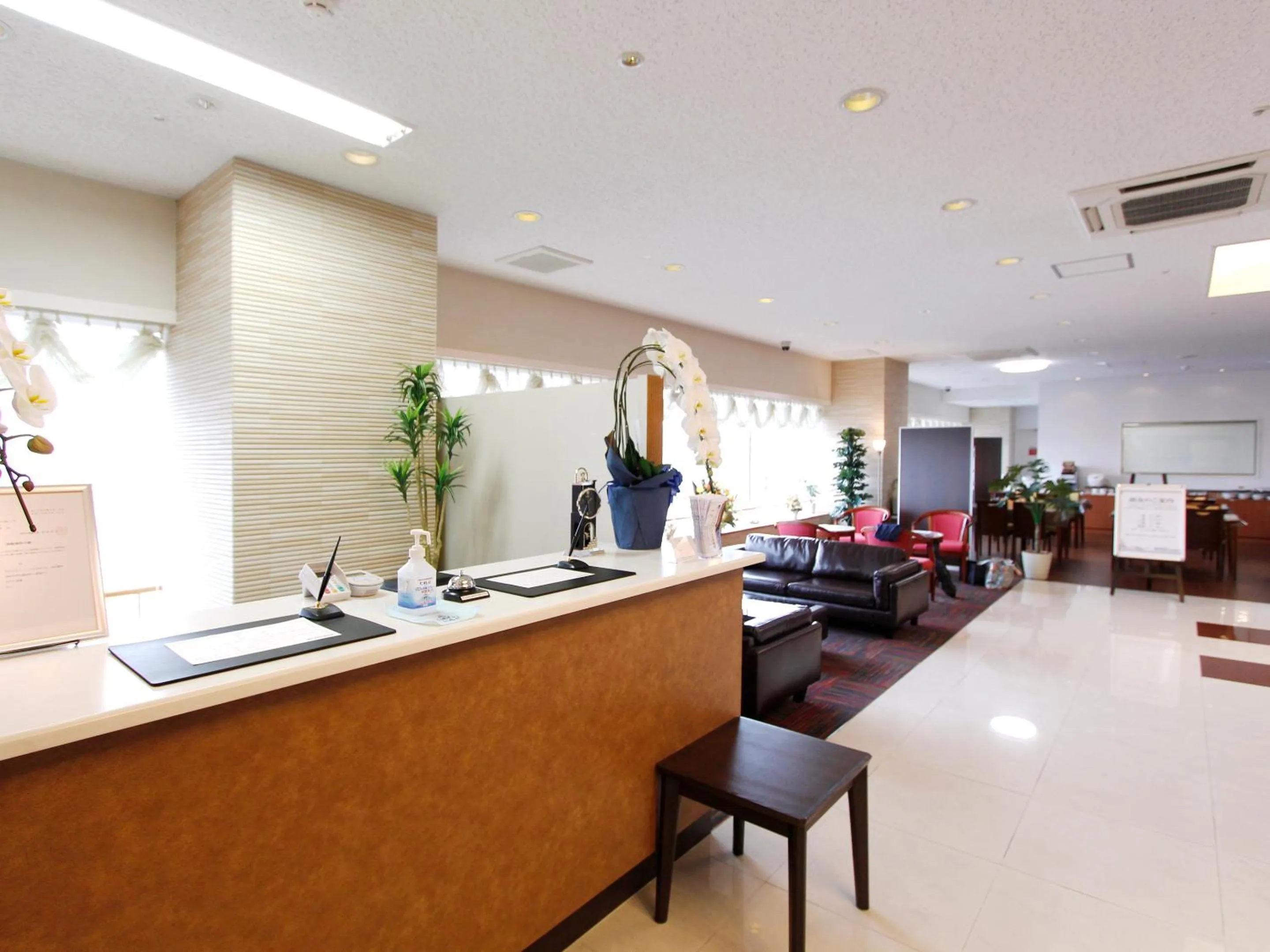Lobby or reception in HOTEL LiVEMAX BUDGET Hamamatsu-Ekimae