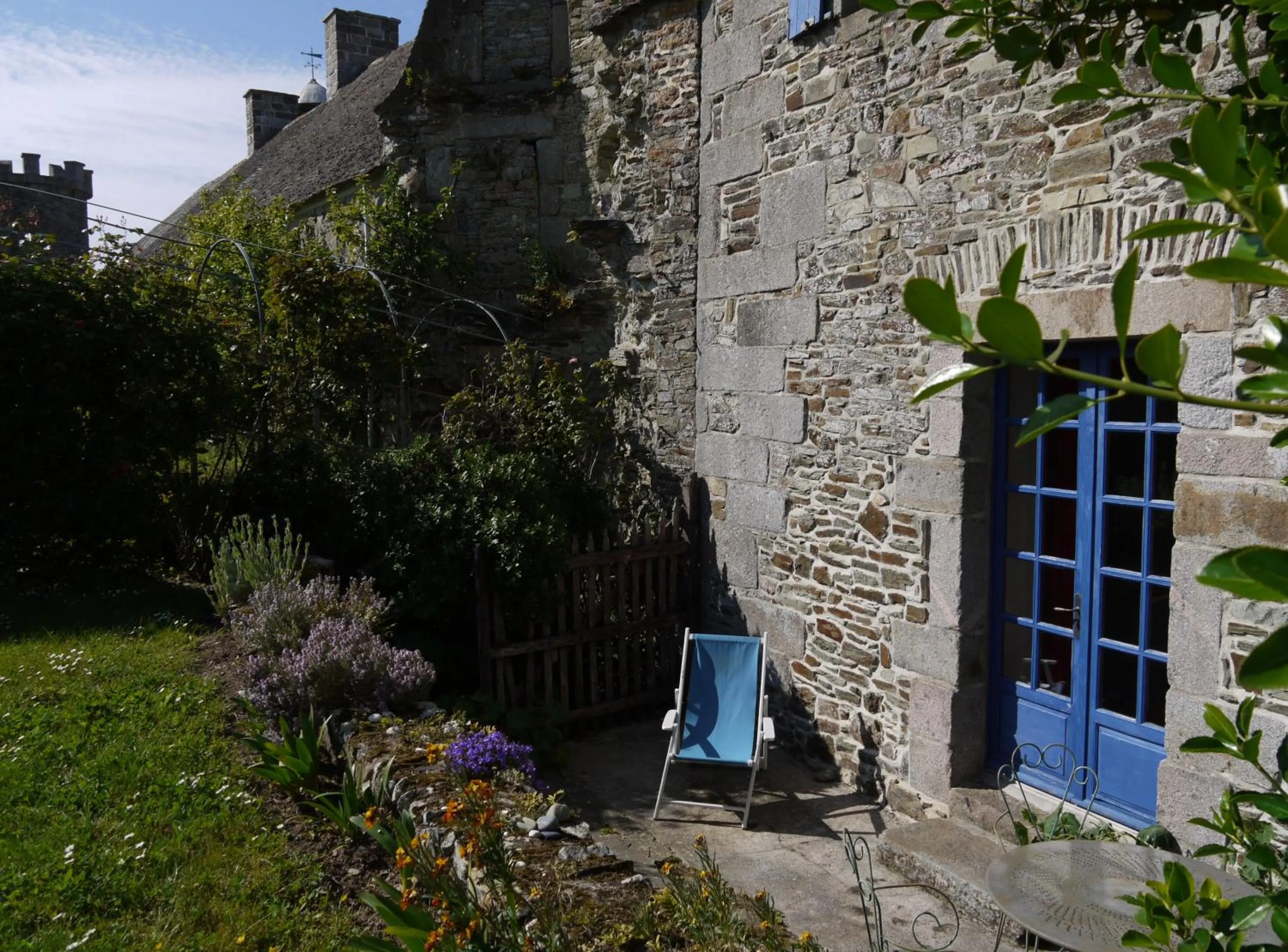 Facade/entrance in Les Chambres du Château du Rozel