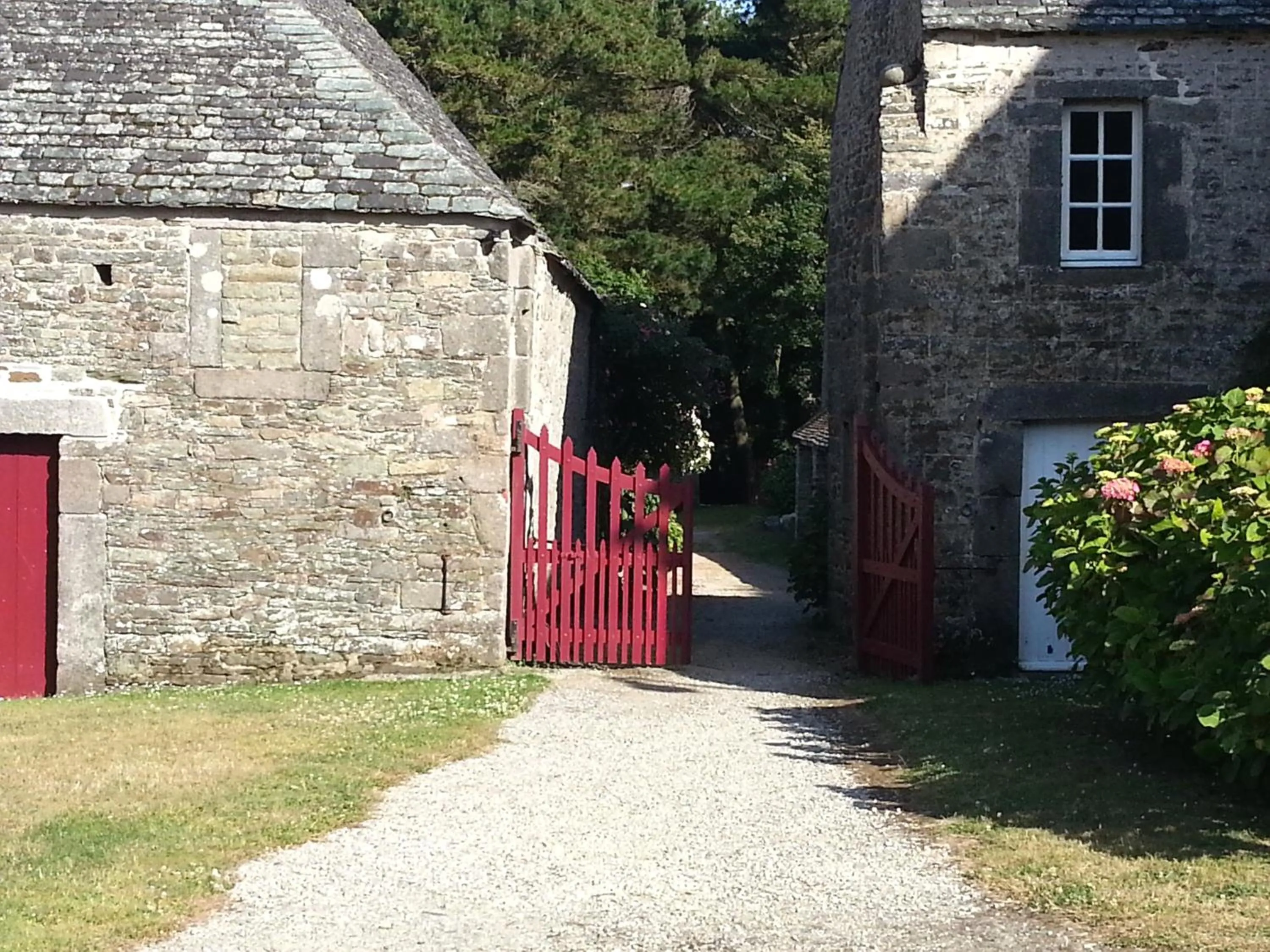 Facade/entrance in Les Chambres du Château du Rozel