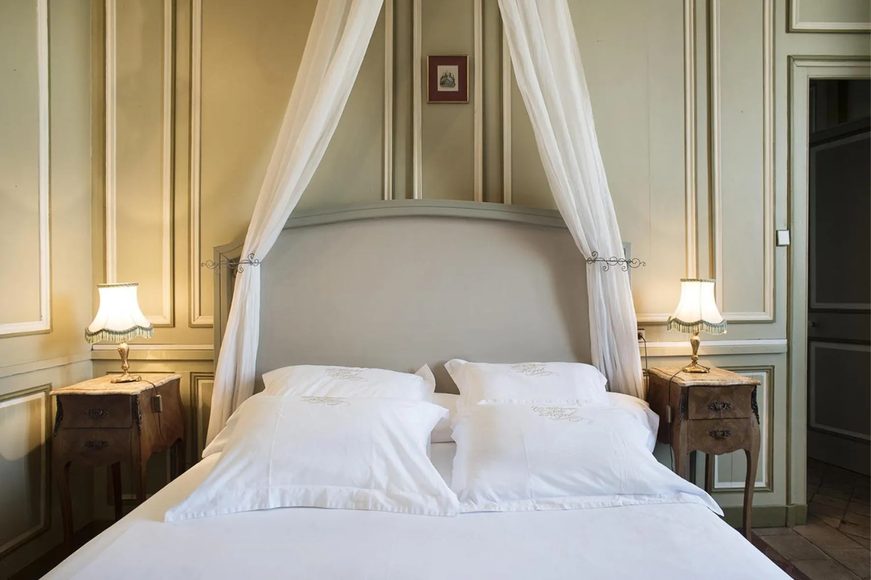 Bed in Les Chambres du Château du Rozel