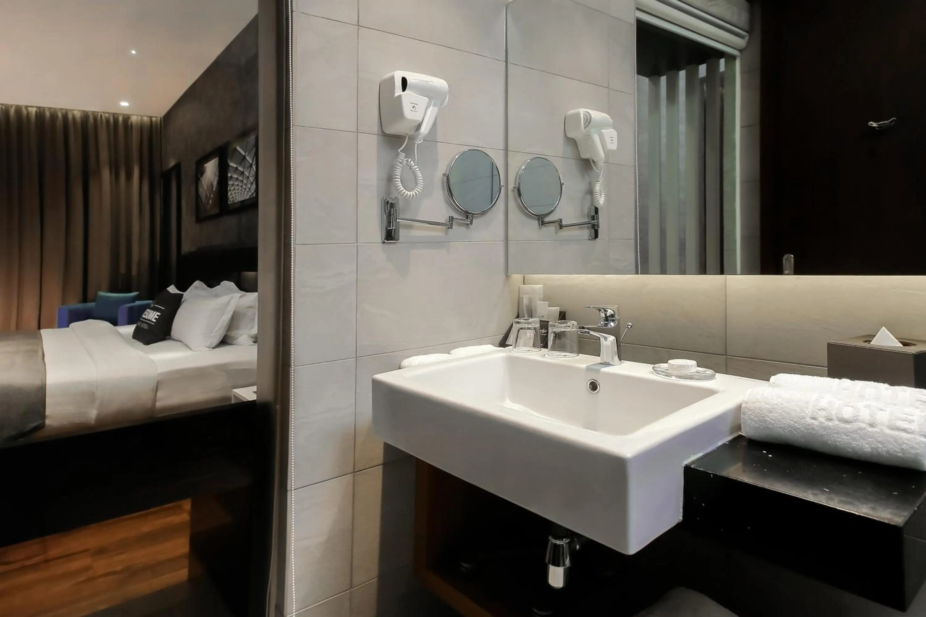 Bathroom, Bed in Iconic Hotel