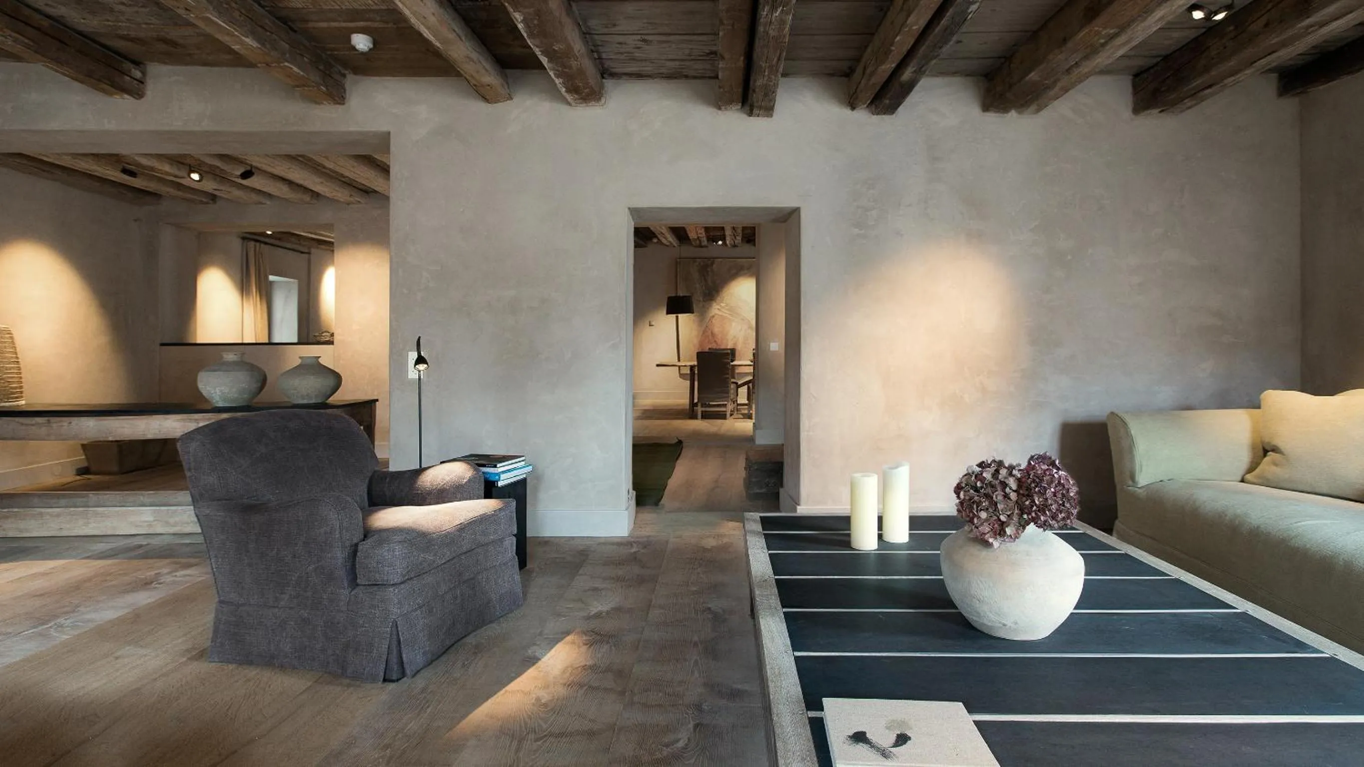 Communal lounge/ TV room in Townhouse Weisses Kreuz Boutiquehotel