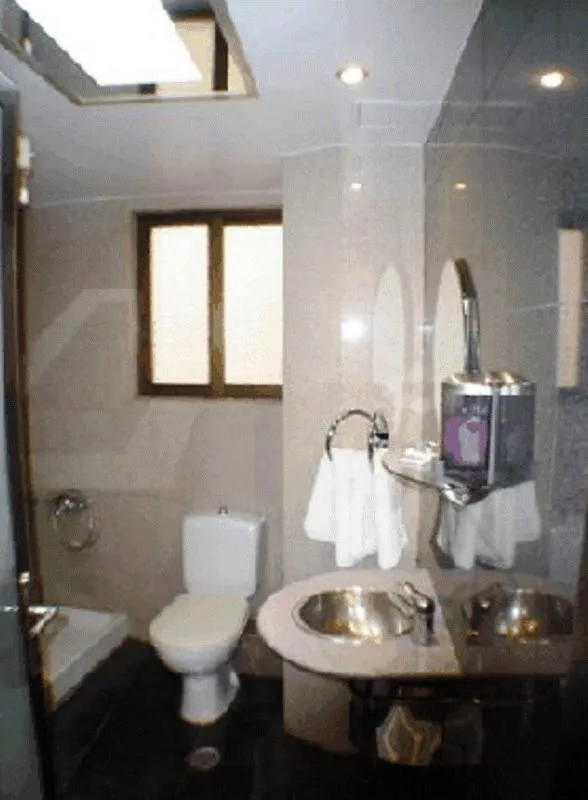 Bathroom in Hotel Niki Piraeus