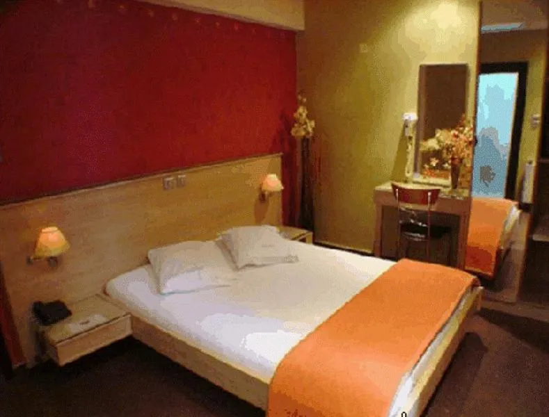 Bed in Hotel Niki Piraeus