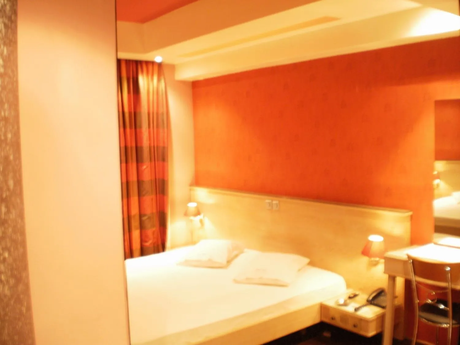 Bed in Hotel Niki Piraeus