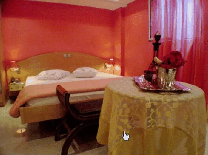 Bed in Hotel Niki Piraeus