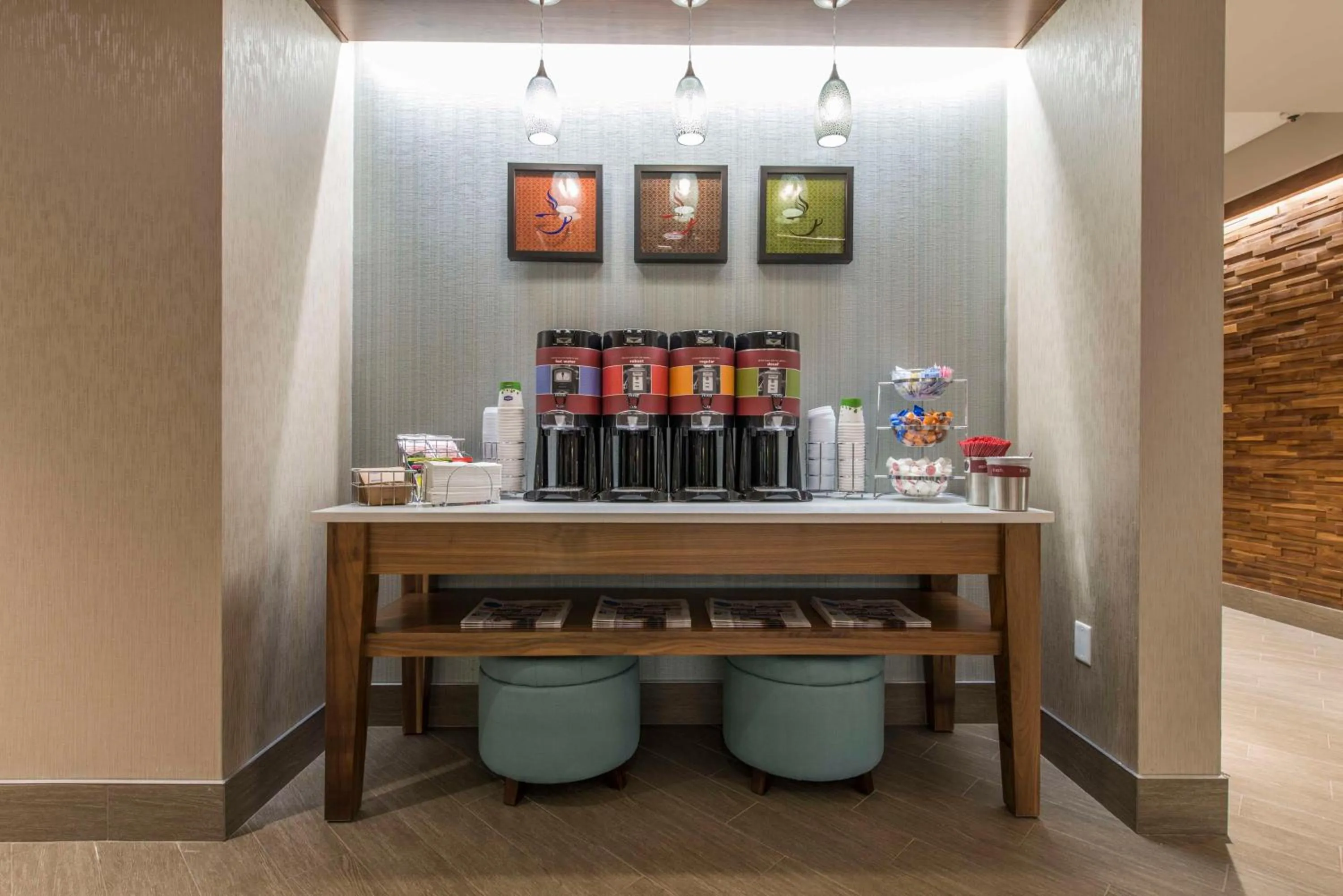 Dining area in Hampton Inn Greenville/I-385 Haywood Mall, SC